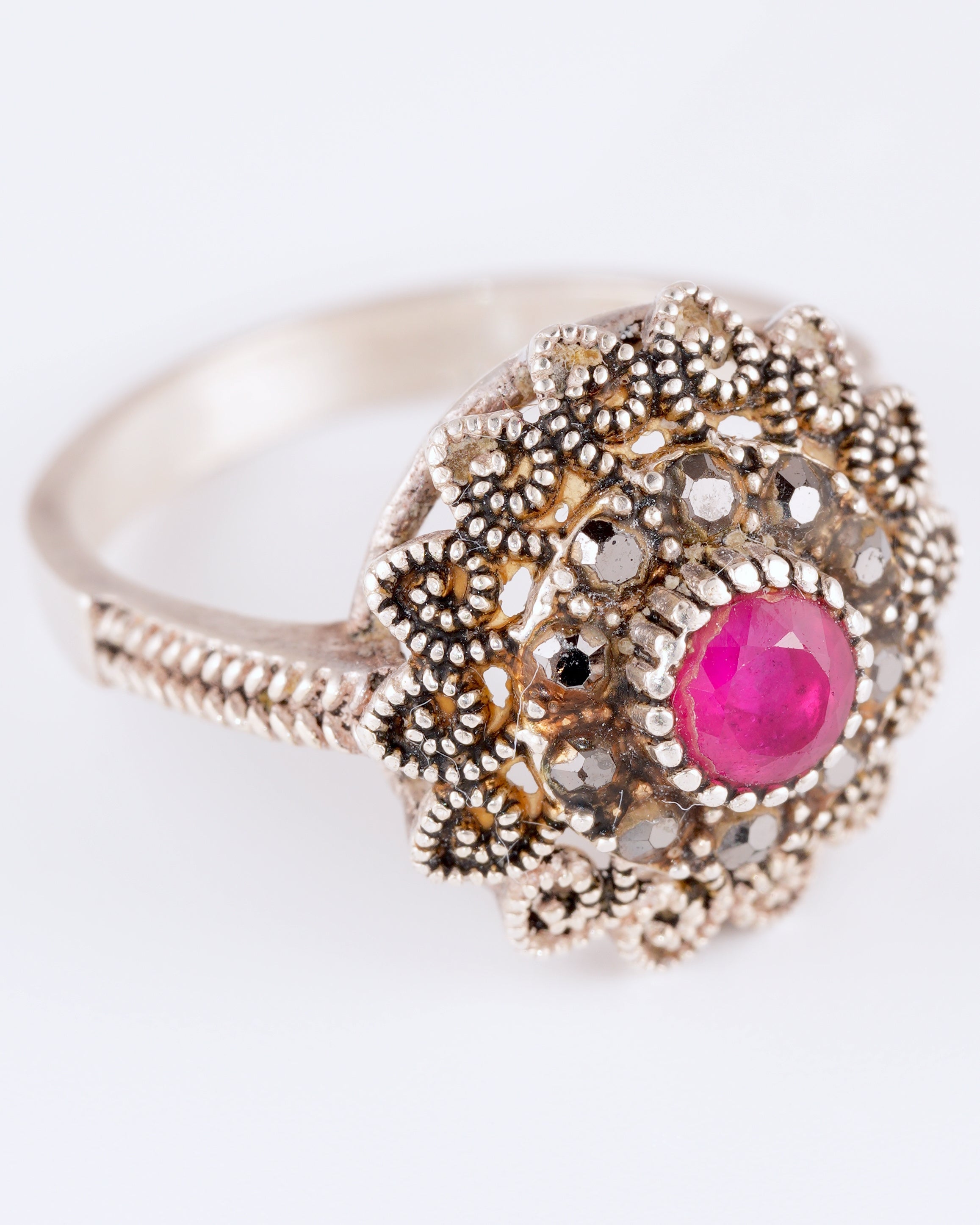 Bezaubernder Vintage-Ring mit filigranem Dekor und leuchtend rotem Zentrum