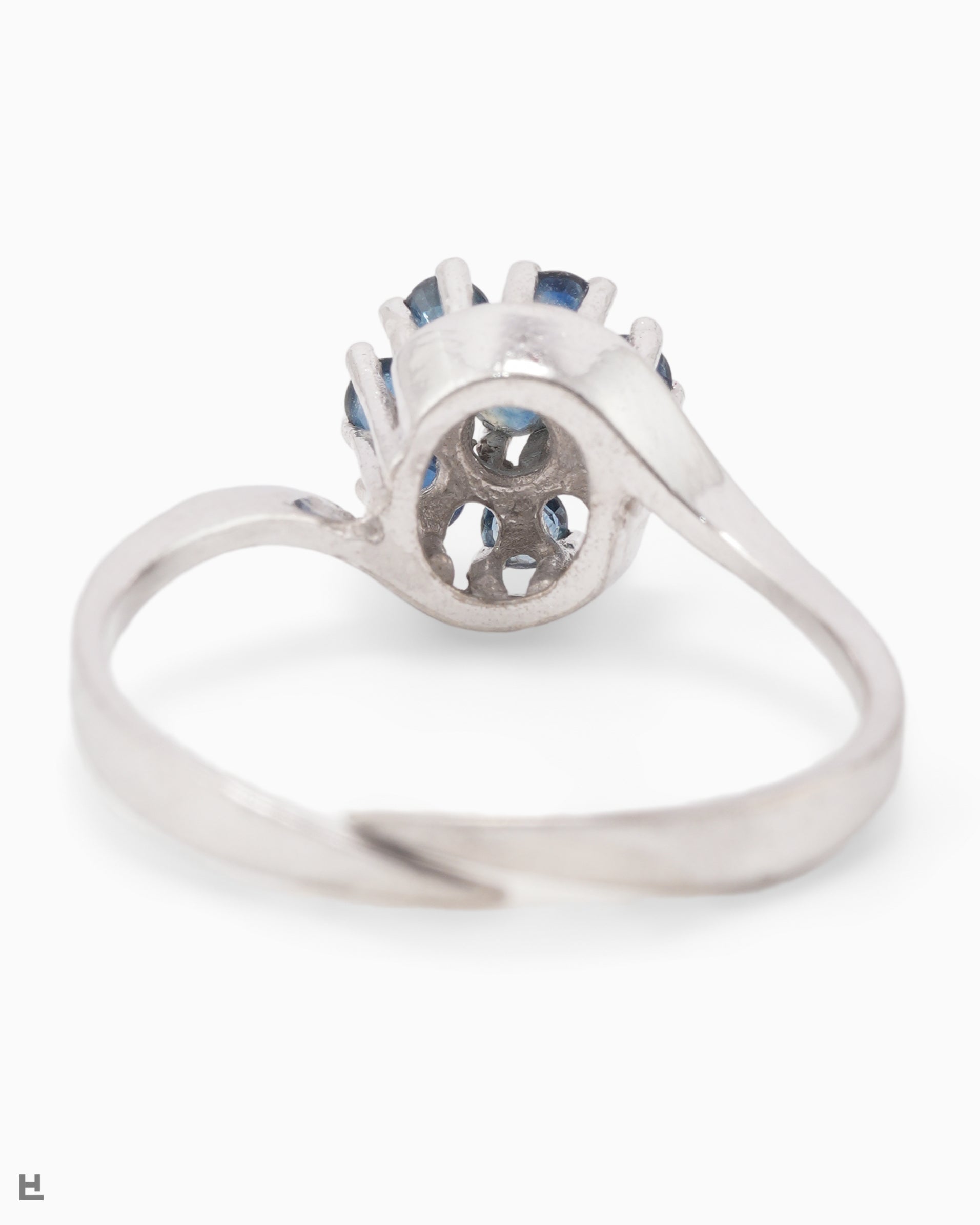 Asymmetrischer Silberring im floralen Design mit saphirblauen Steinen