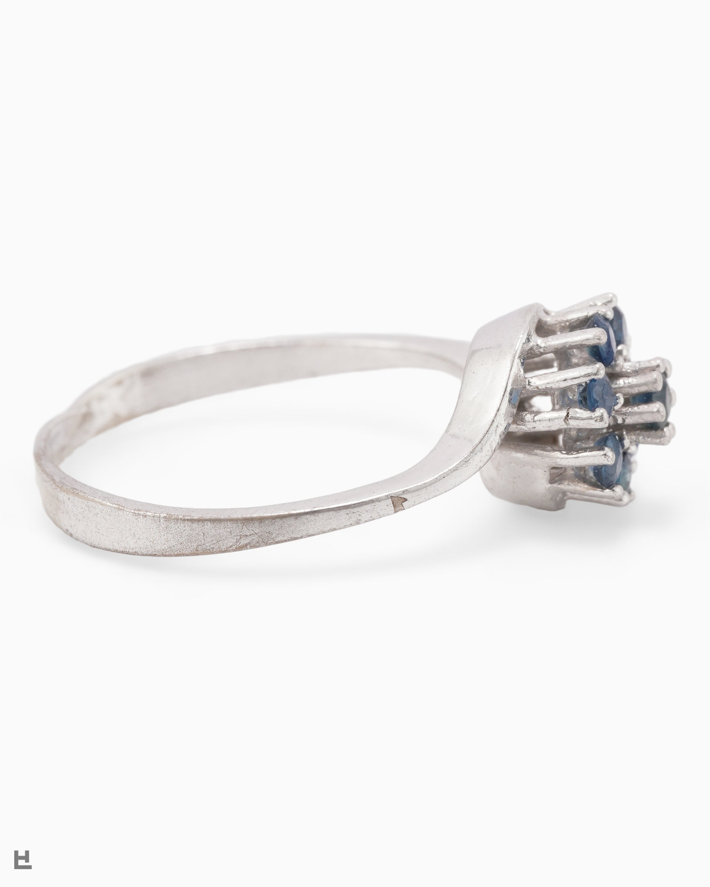 Asymmetrischer Silberring im floralen Design mit saphirblauen Steinen