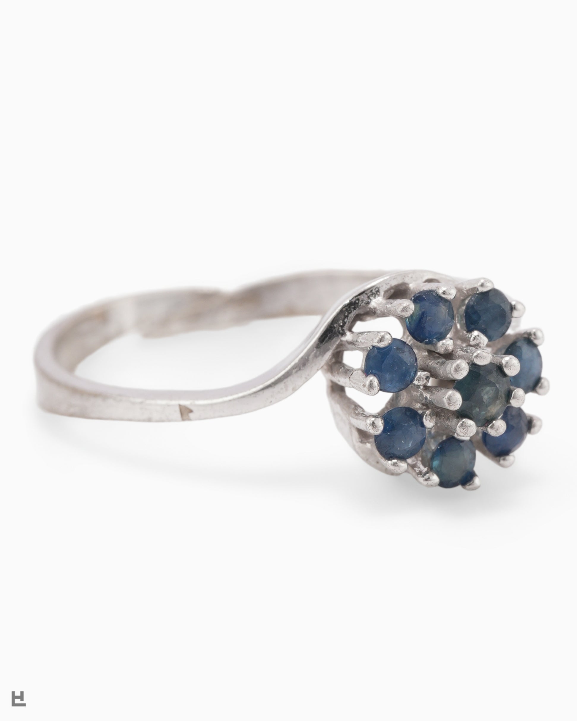 Asymmetrischer Silberring im floralen Design mit saphirblauen Steinen
