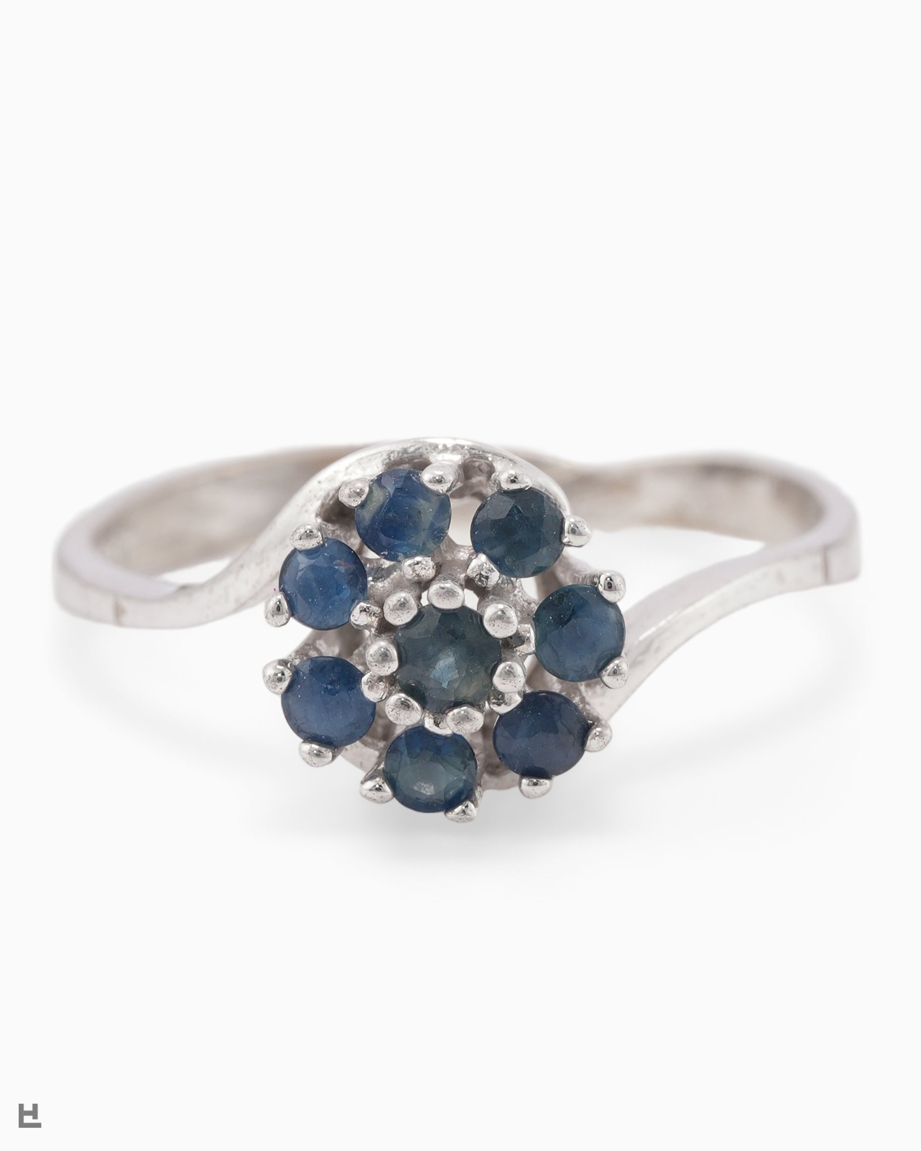 Asymmetrischer Silberring im floralen Design mit saphirblauen Steinen