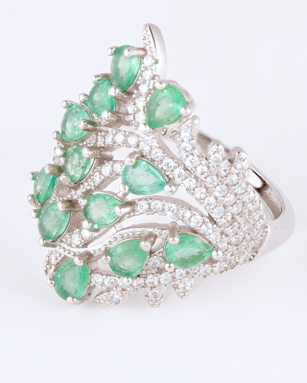 Opulenter Statement-Ring aus platiniertem Silber mit Sambia-Smaragden