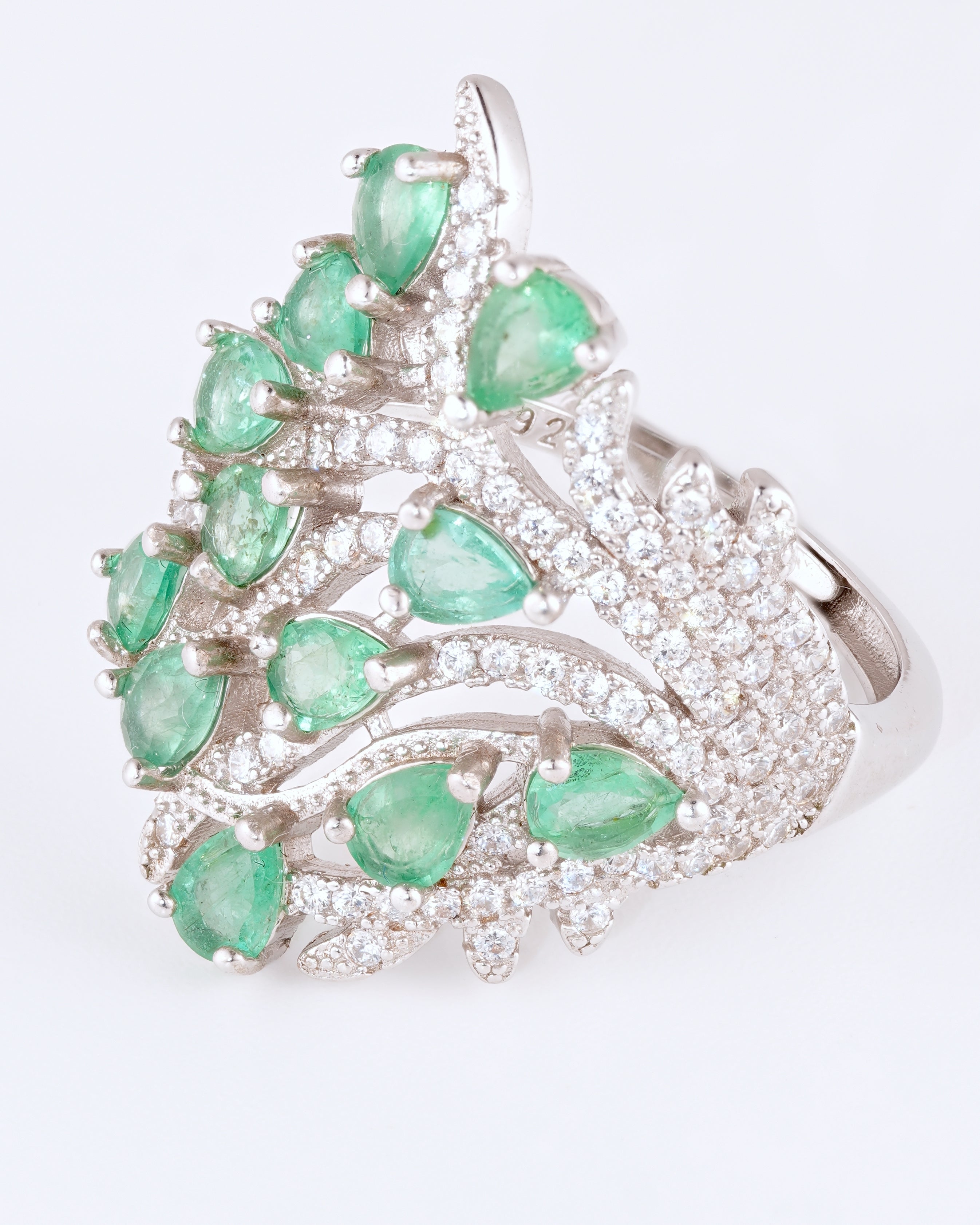 Opulenter Statement-Ring aus platiniertem Silber mit Sambia-Smaragden