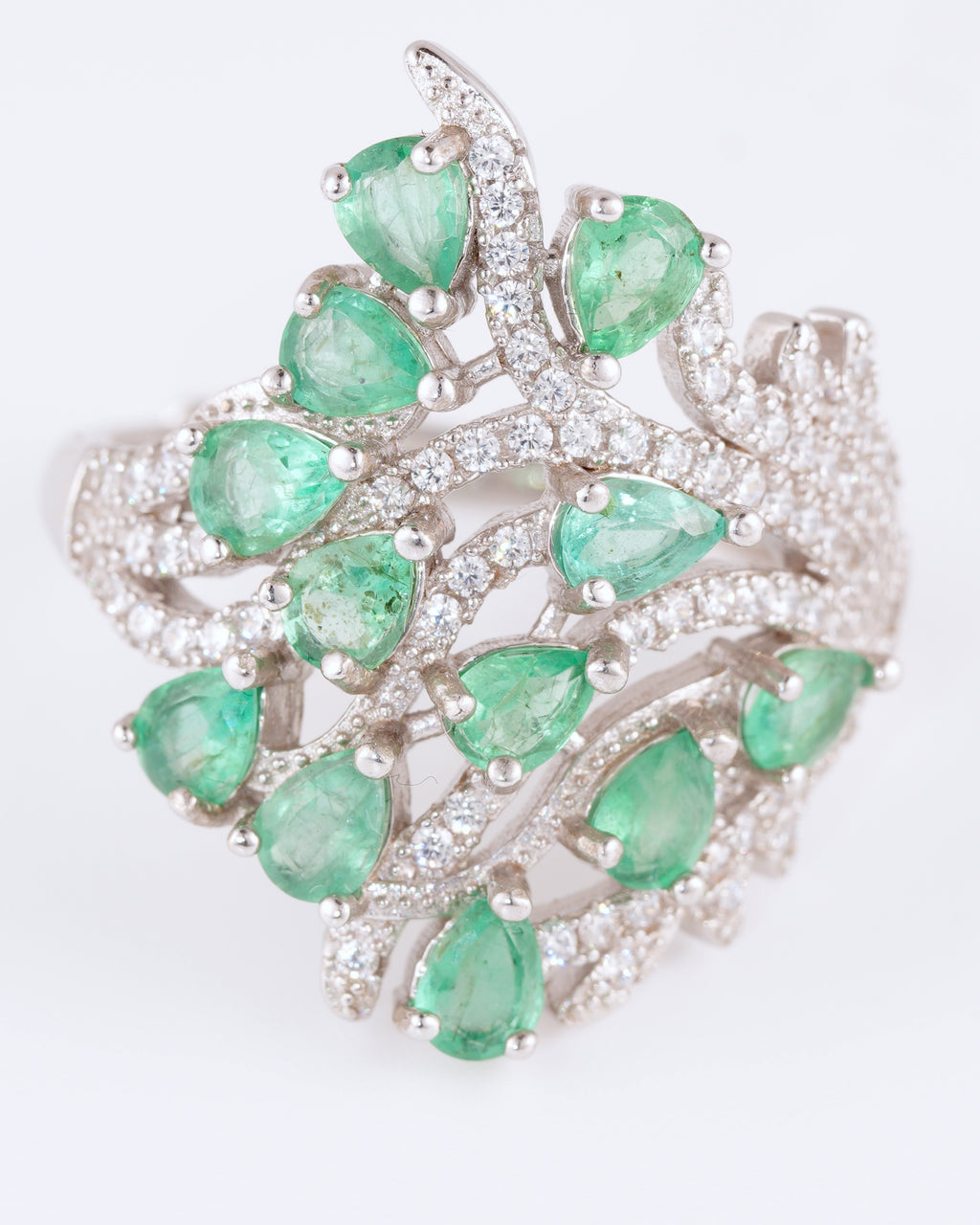 Opulenter Statement-Ring aus platiniertem Silber mit Sambia-Smaragden