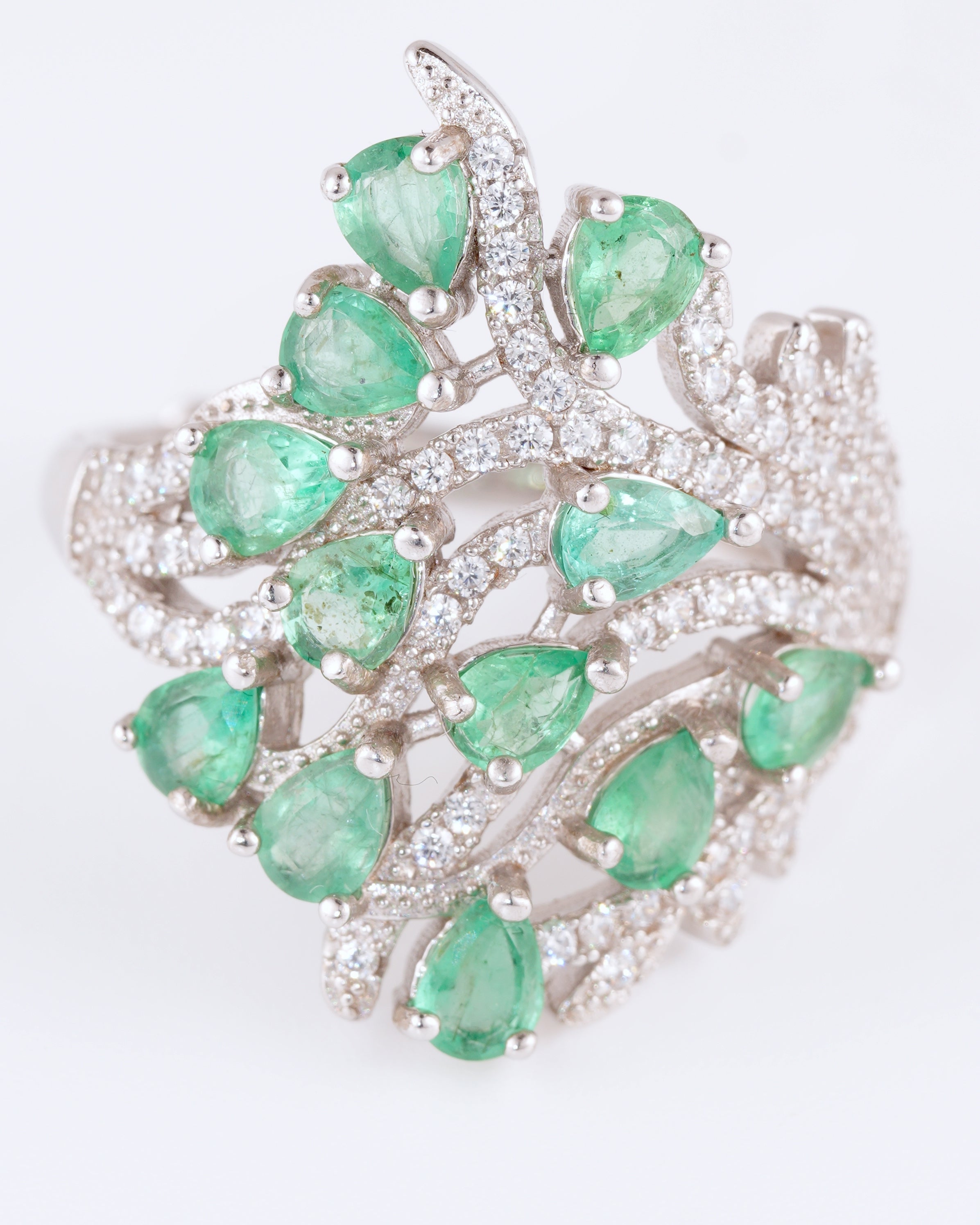 Opulenter Statement-Ring aus platiniertem Silber mit Sambia-Smaragden