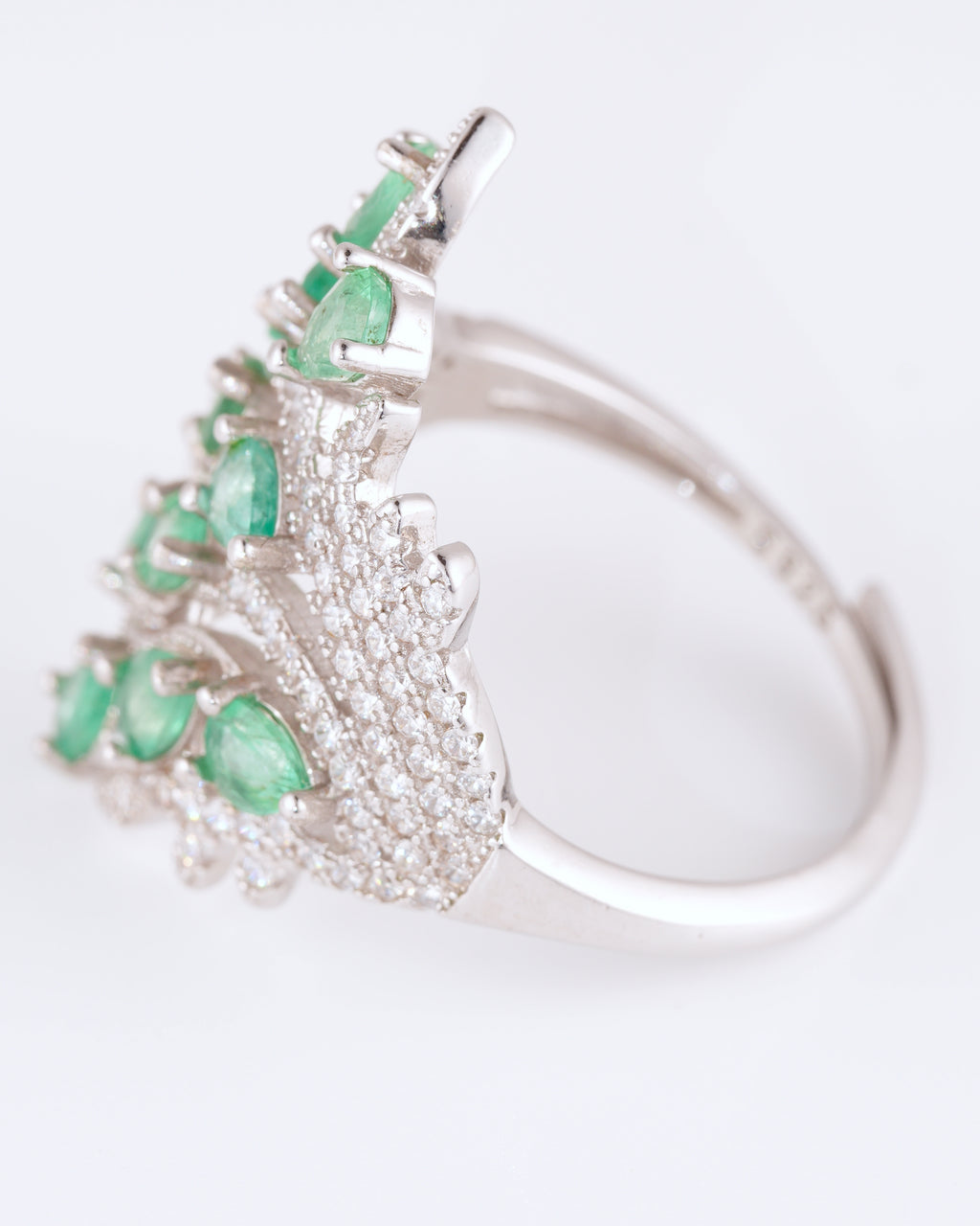 Opulenter Statement-Ring aus platiniertem Silber mit Sambia-Smaragden
