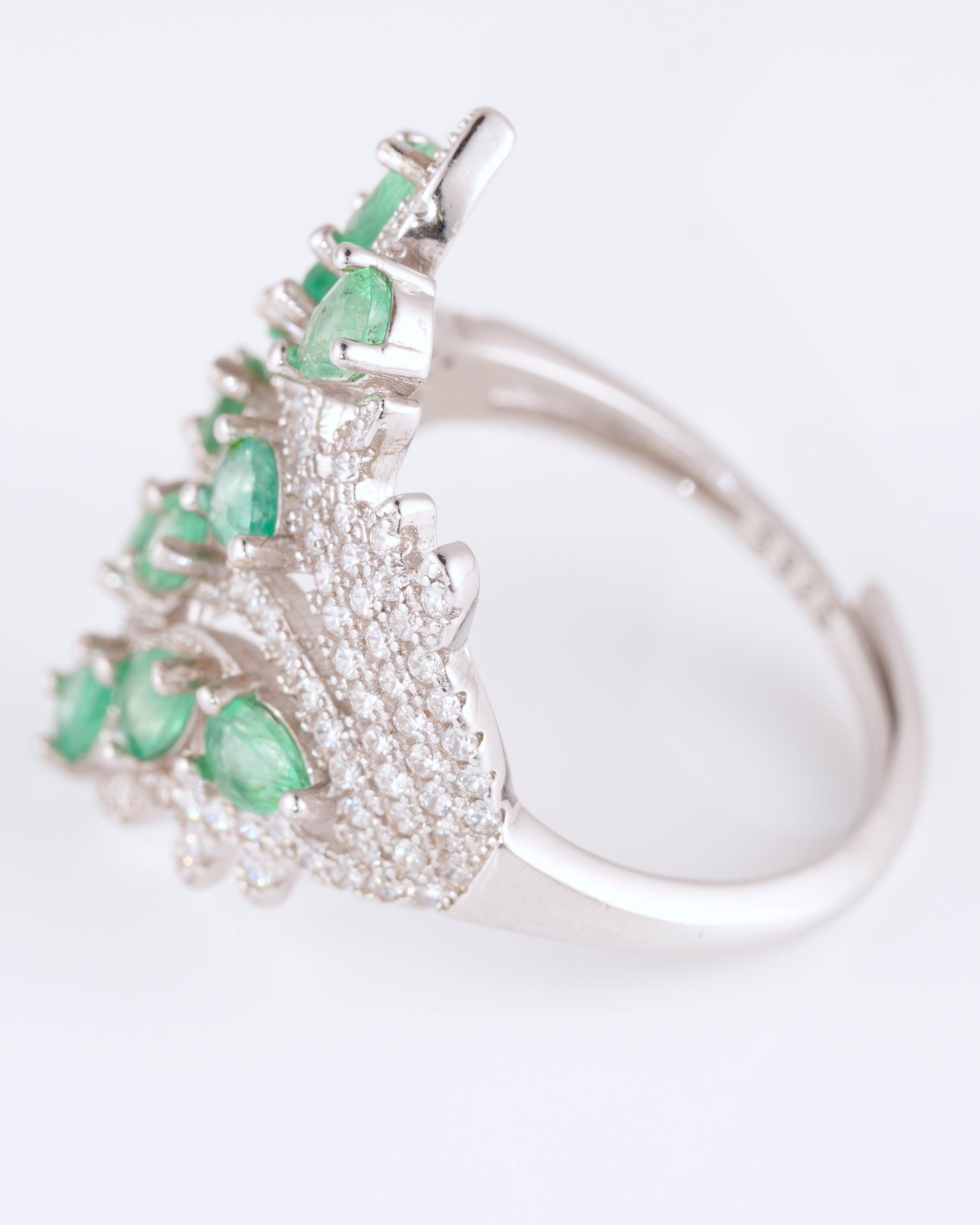 Opulenter Statement-Ring aus platiniertem Silber mit Sambia-Smaragden