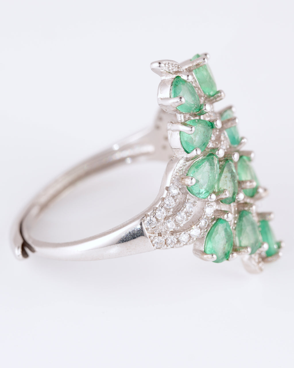 Opulenter Statement-Ring aus platiniertem Silber mit Sambia-Smaragden