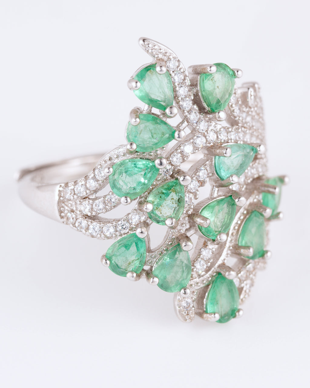 Opulenter Statement-Ring aus platiniertem Silber mit Sambia-Smaragden