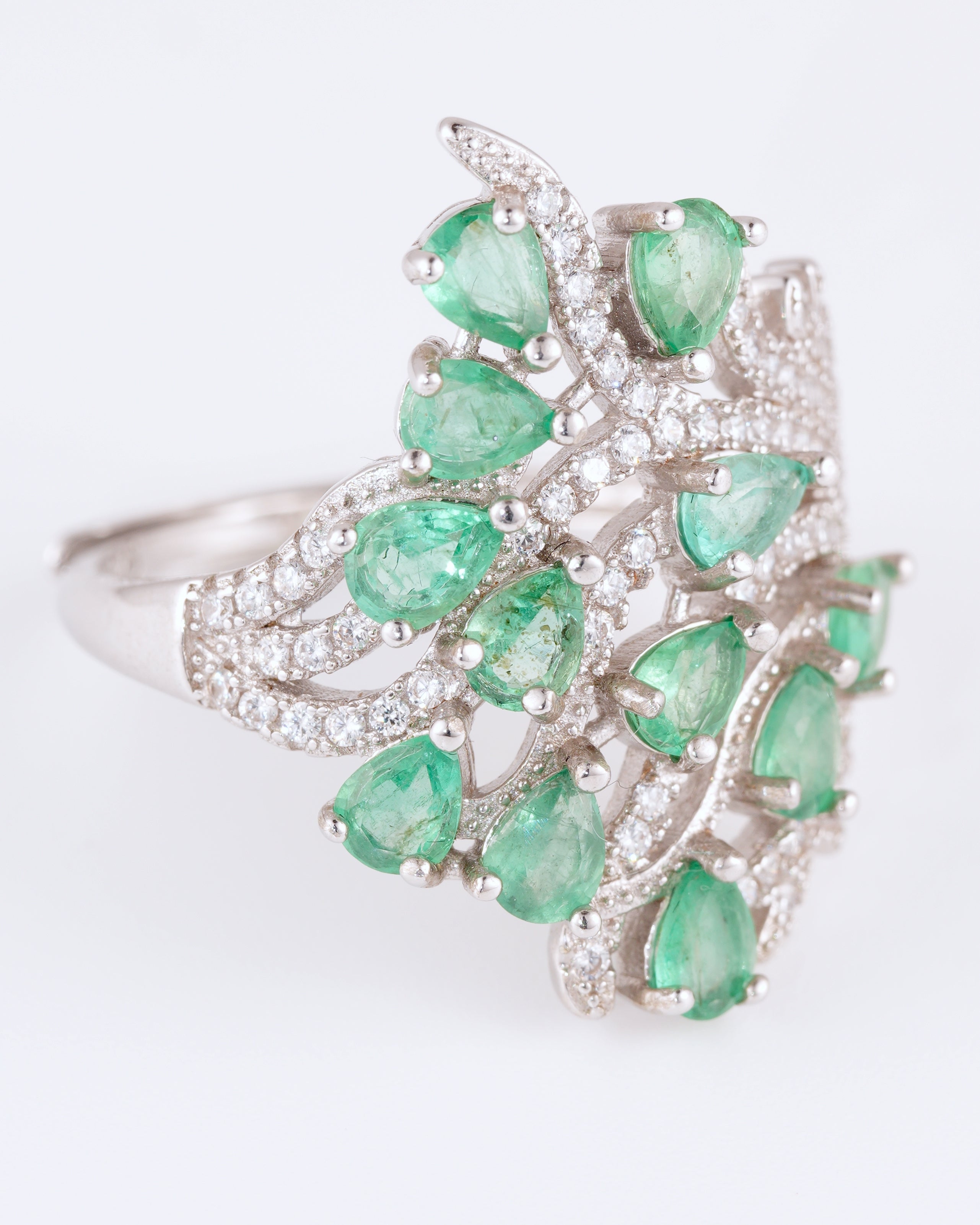 Opulenter Statement-Ring aus platiniertem Silber mit Sambia-Smaragden