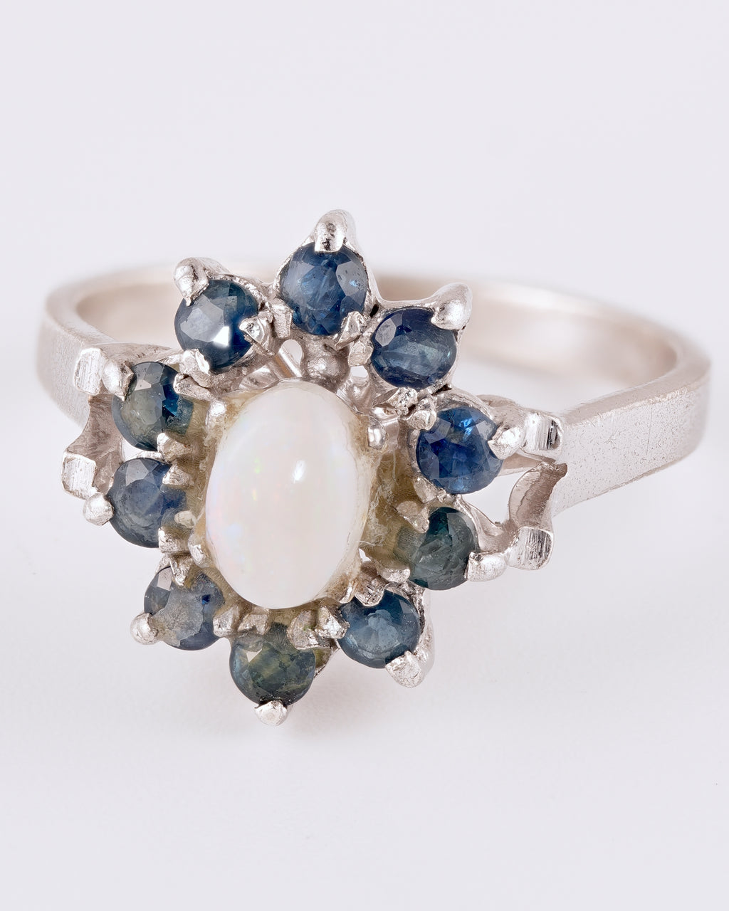 Klassischer Silberring im floralen Design mit Opal und Saphiren