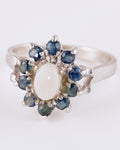 Klassischer Silberring im floralen Design mit Opal und Saphiren