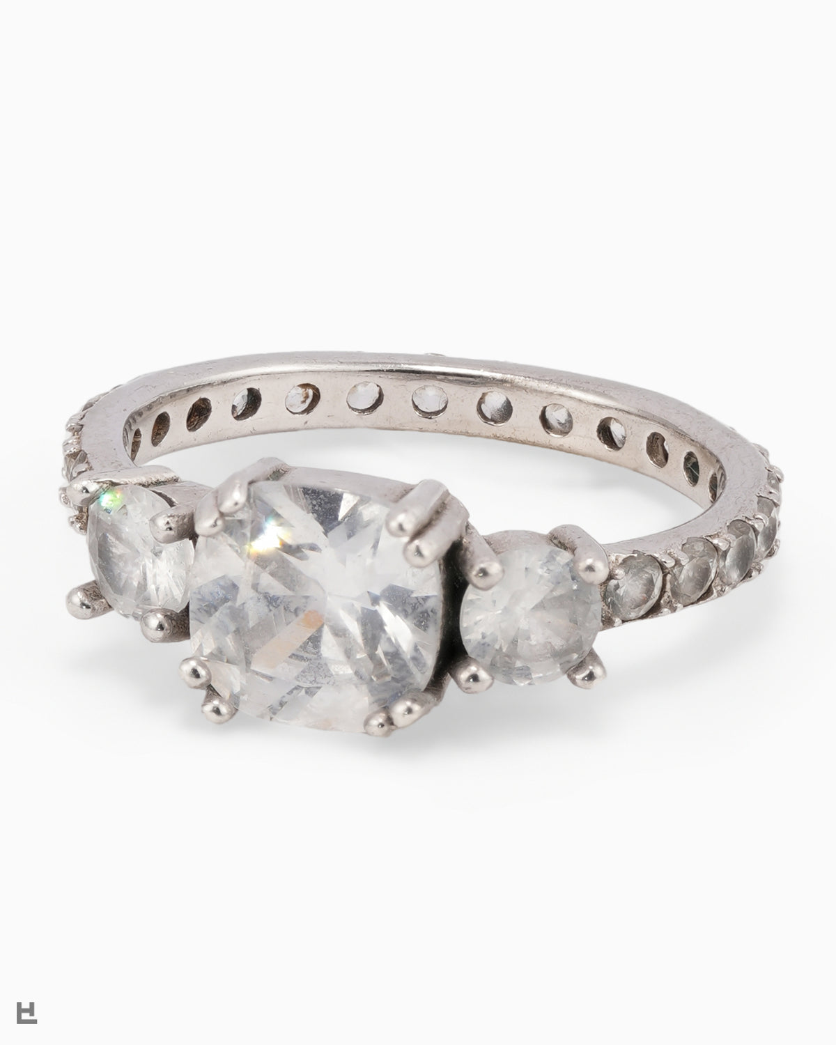 Bague trois pierres avec centre taille coussin et anneau entièrement serti