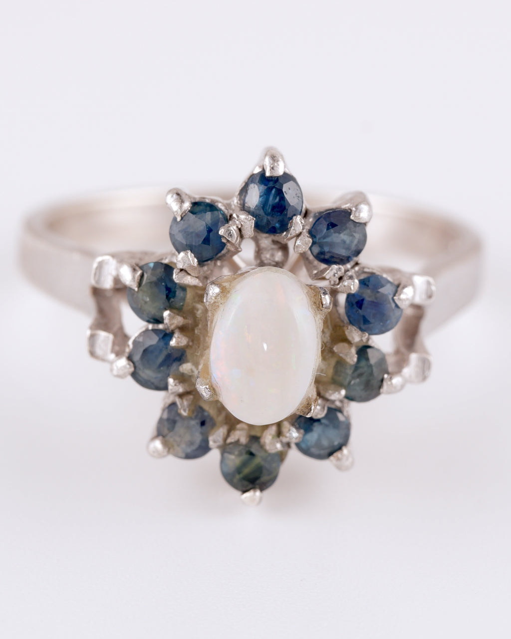 Klassischer Silberring im floralen Design mit Opal und Saphiren