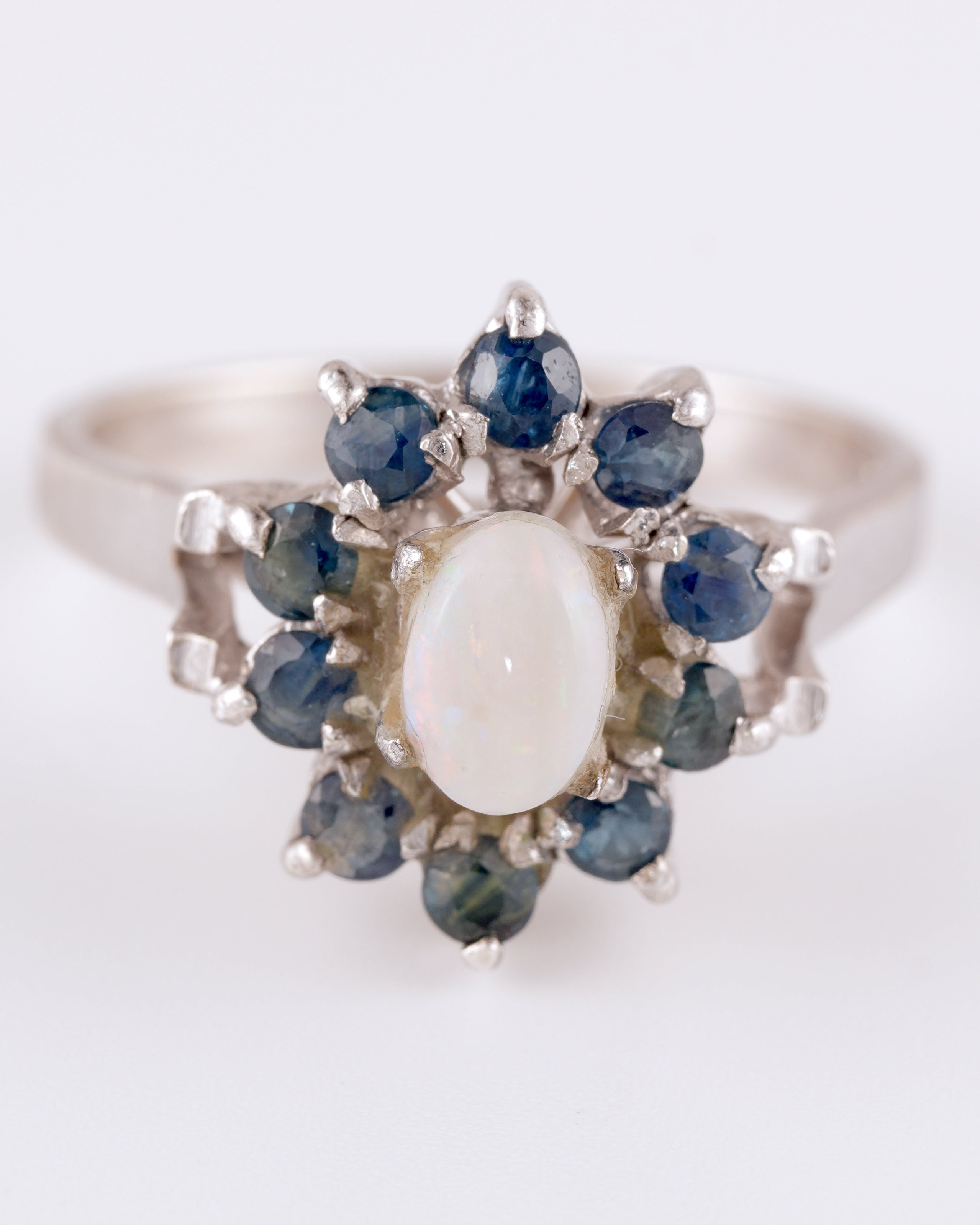 Klassischer Silberring im floralen Design mit Opal und Saphiren