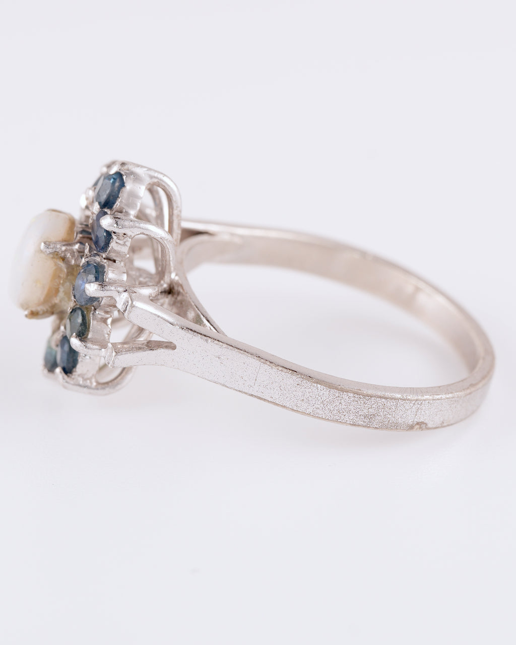 Klassischer Silberring im floralen Design mit Opal und Saphiren