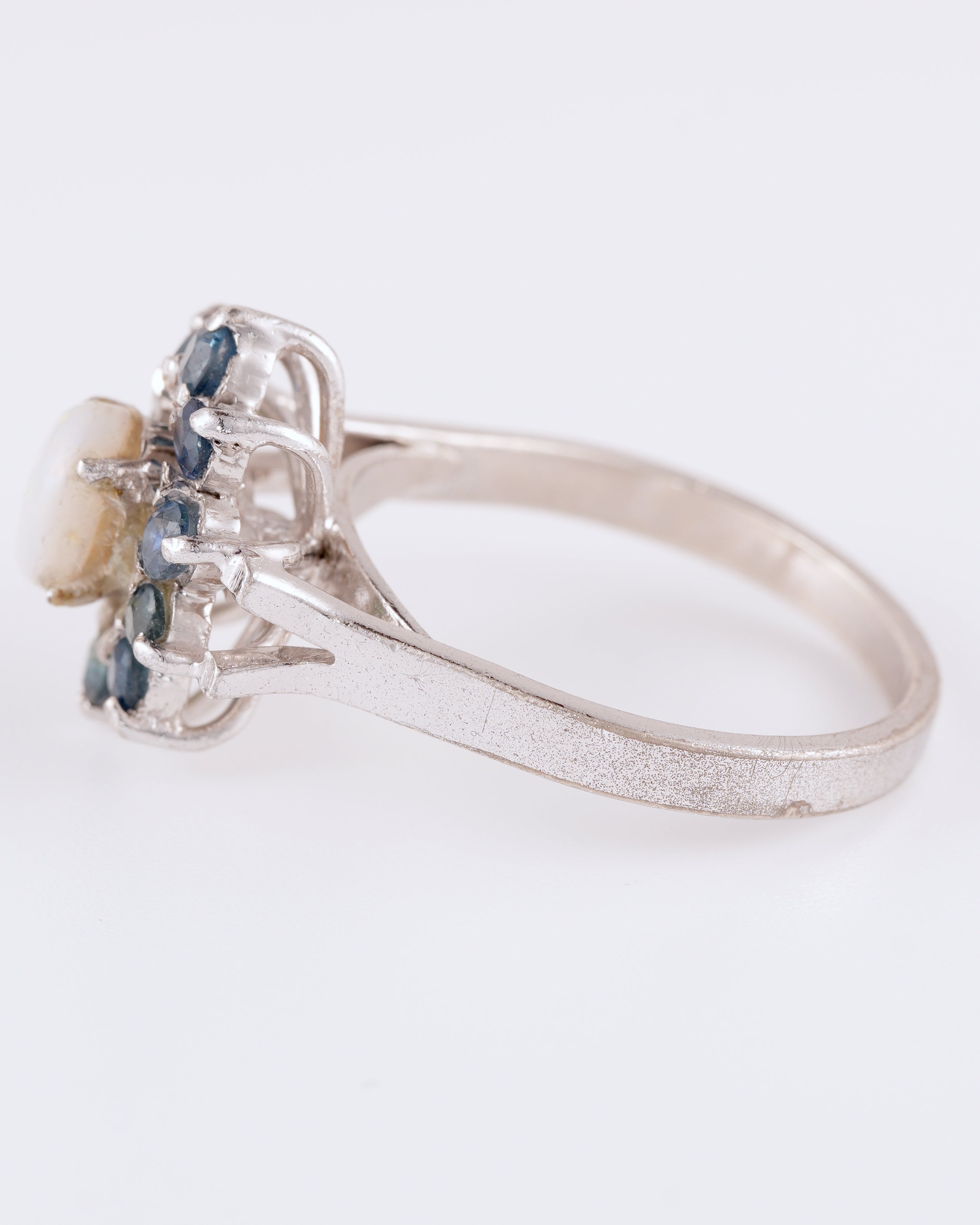 Klassischer Silberring im floralen Design mit Opal und Saphiren