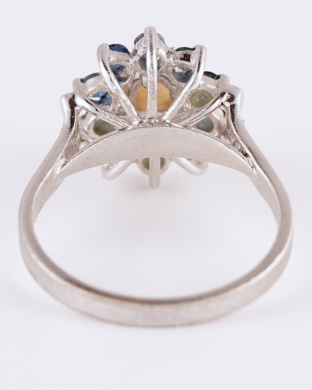 Klassischer Silberring im floralen Design mit Opal und Saphiren
