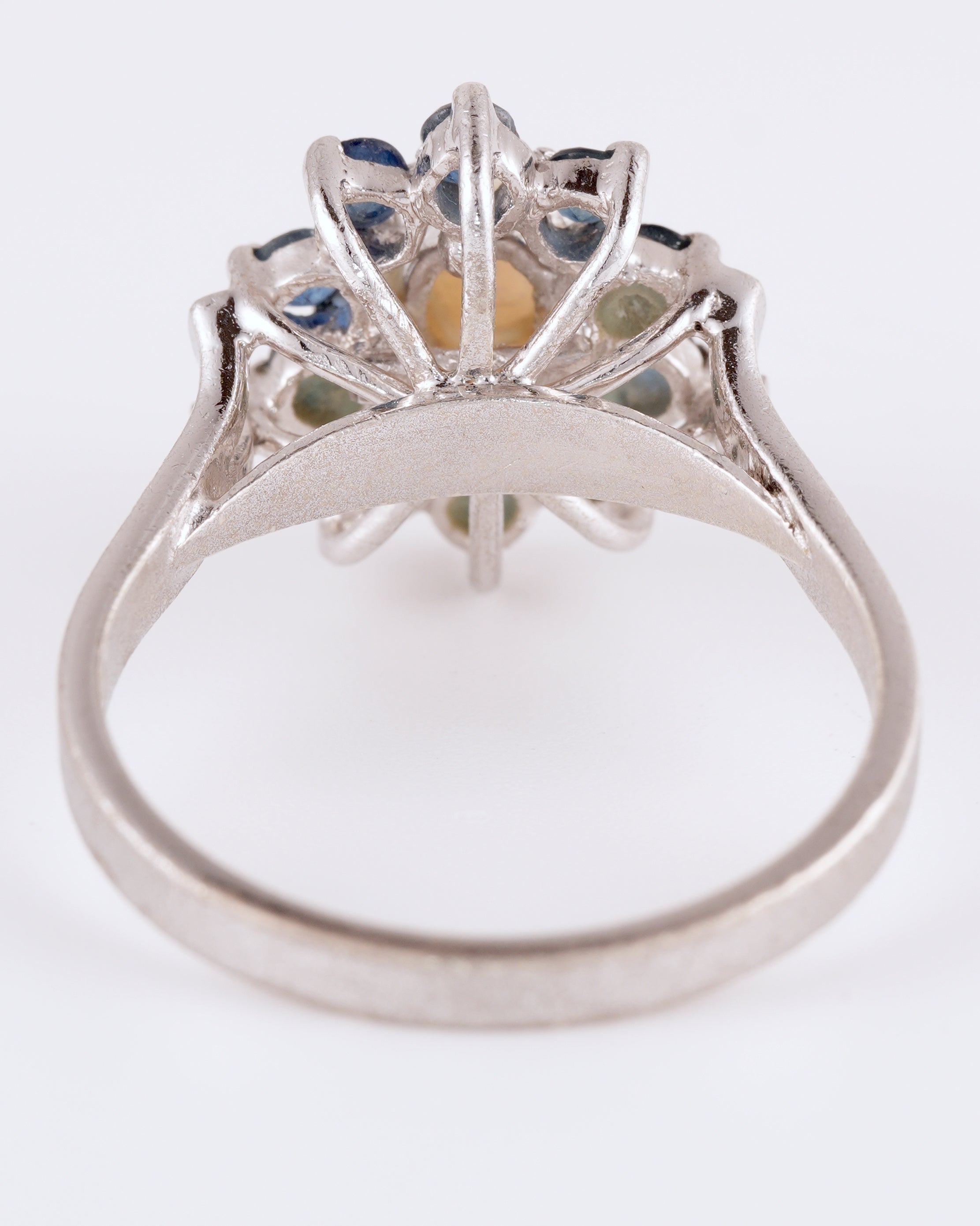Klassischer Silberring im floralen Design mit Opal und Saphiren