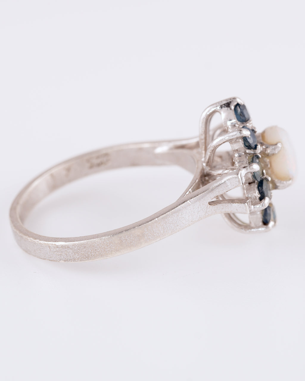 Klassischer Silberring im floralen Design mit Opal und Saphiren