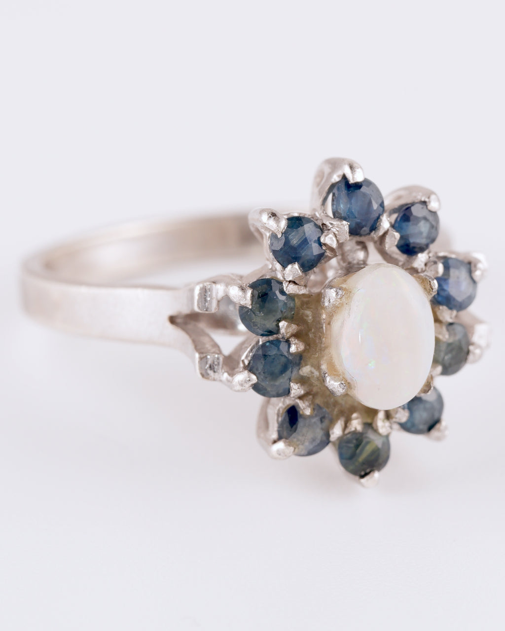 Klassischer Silberring im floralen Design mit Opal und Saphiren