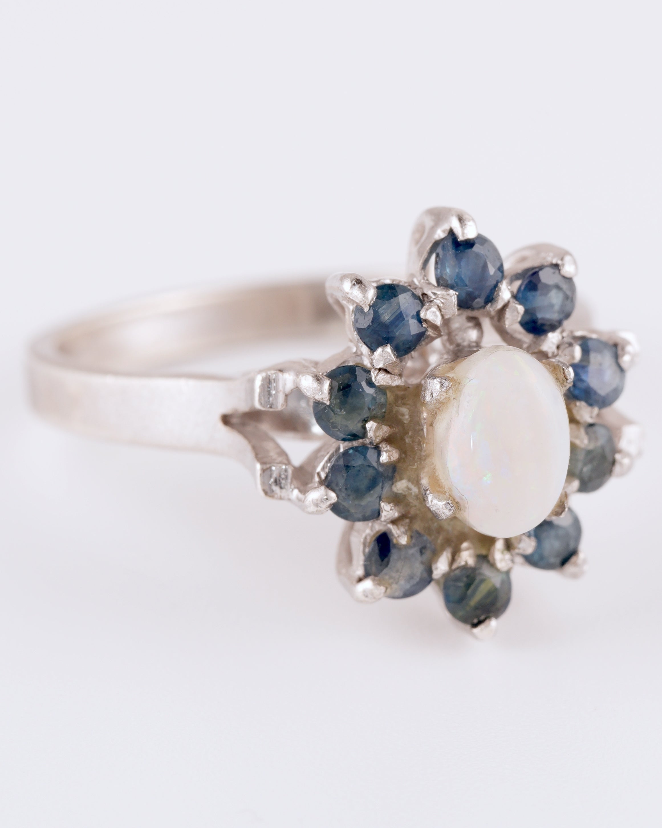 Klassischer Silberring im floralen Design mit Opal und Saphiren