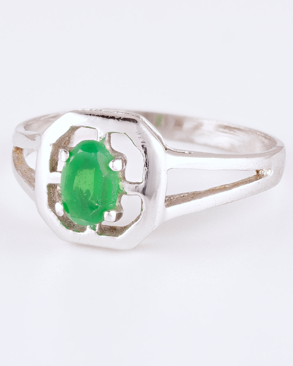 Minimalistische Zilveren Ring met Groene Steen in Achthoekige Zetting