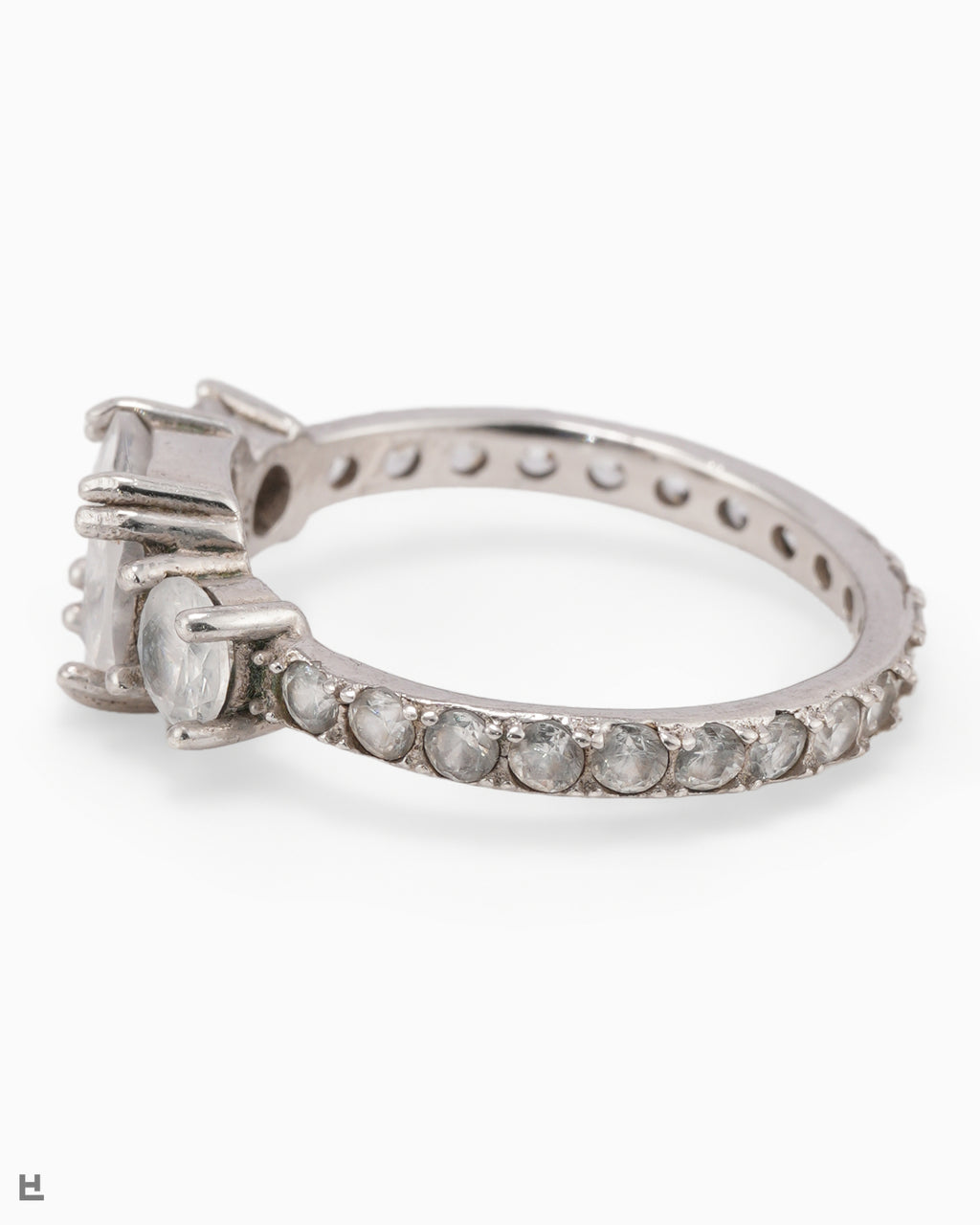 Bague trois pierres avec centre taille coussin et anneau entièrement serti