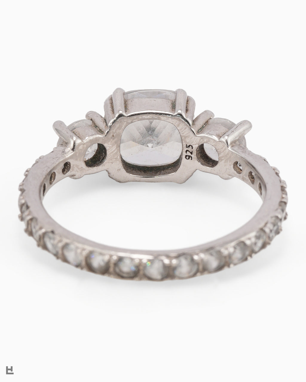 Bague trois pierres avec centre taille coussin et anneau entièrement serti