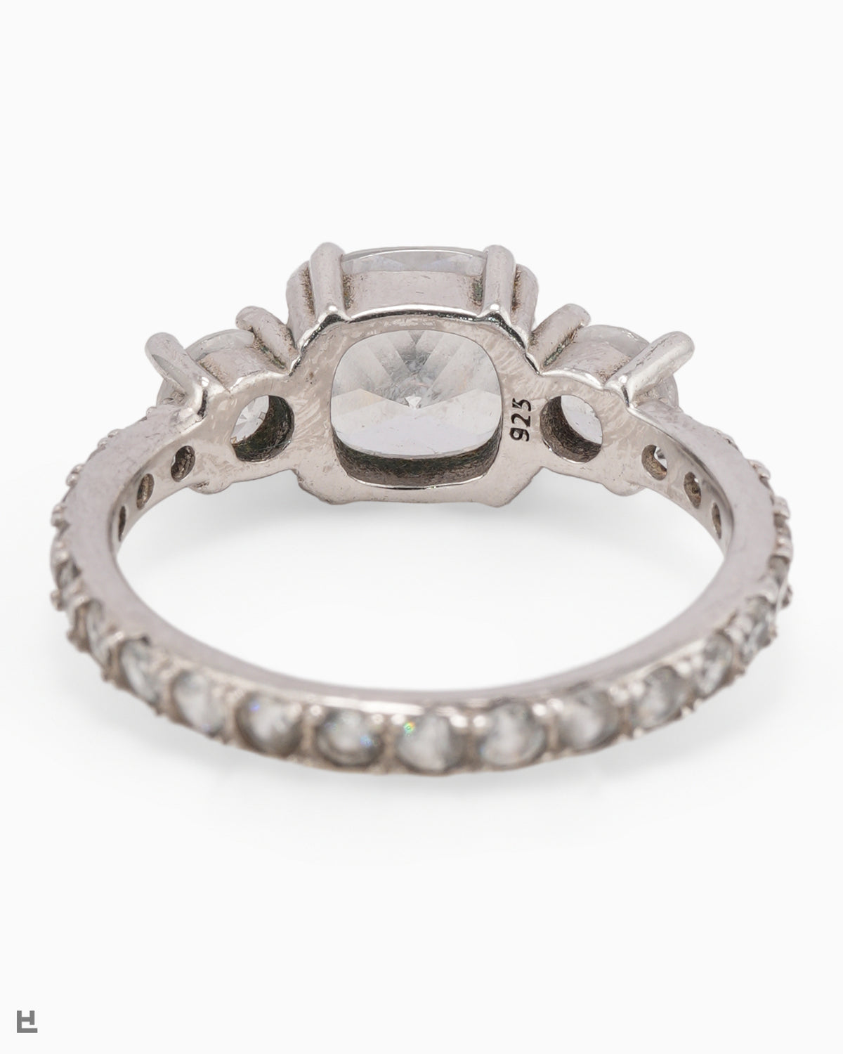 Bague trois pierres avec centre taille coussin et anneau entièrement serti