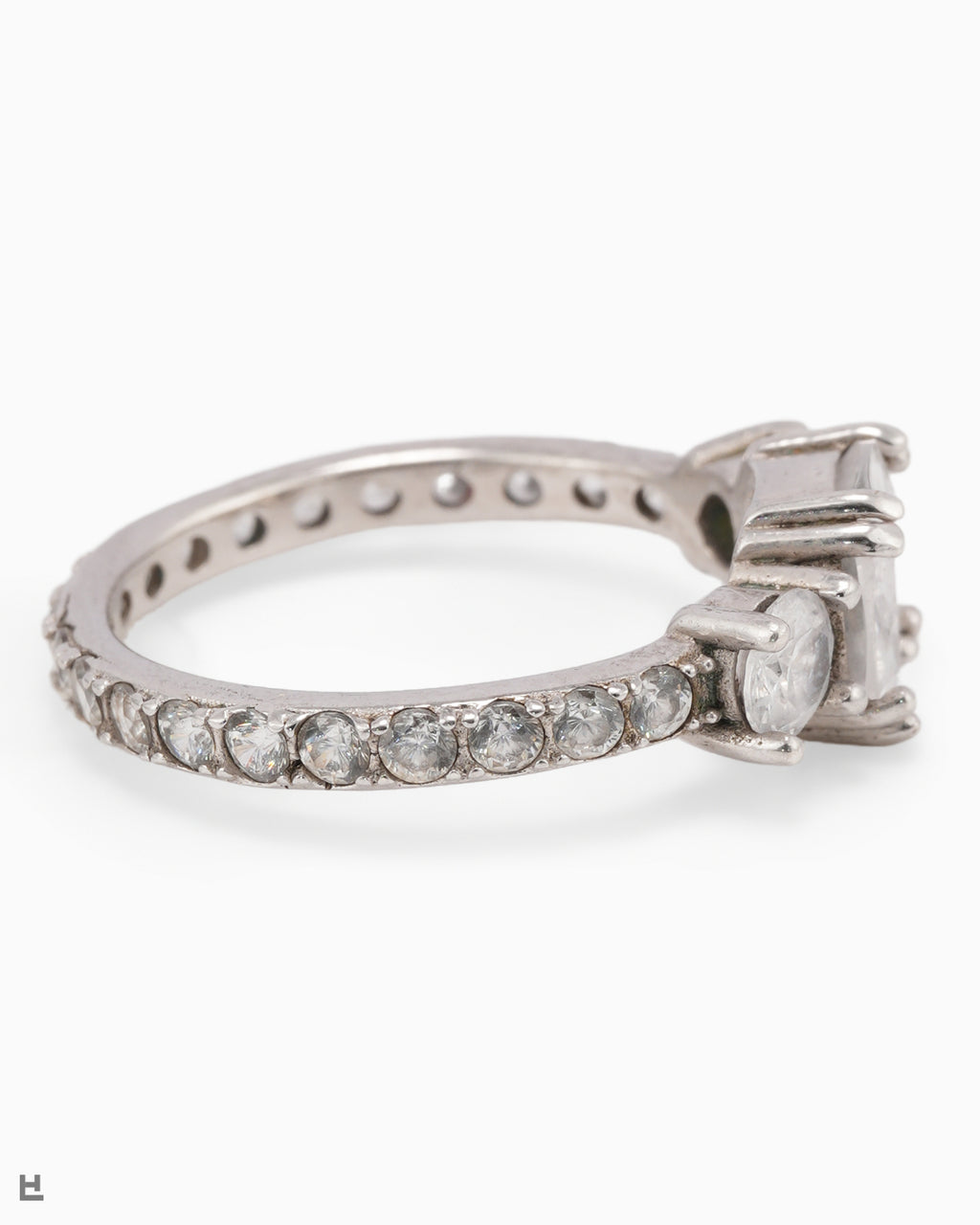 Bague trois pierres avec centre taille coussin et anneau entièrement serti