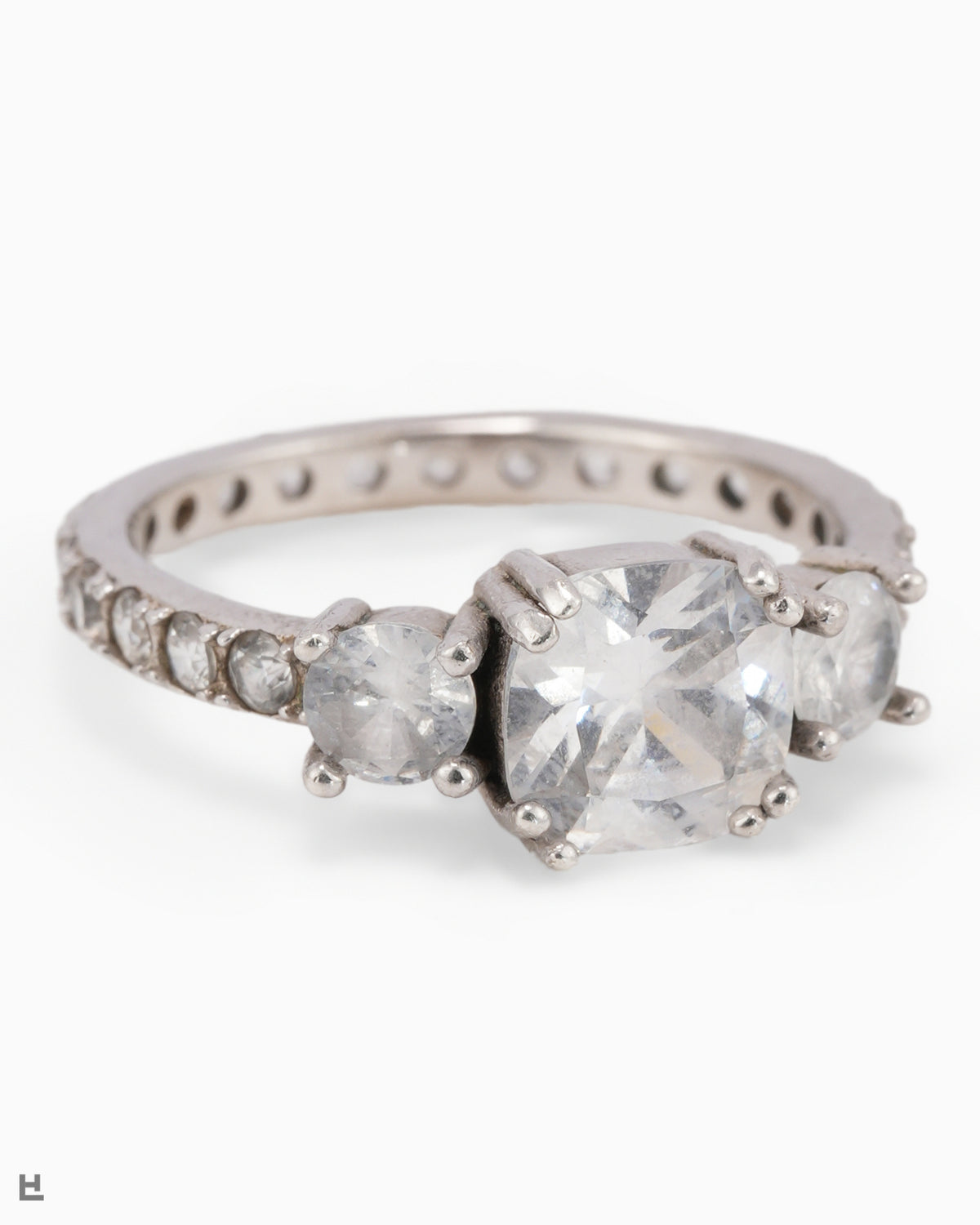Bague trois pierres avec centre taille coussin et anneau entièrement serti