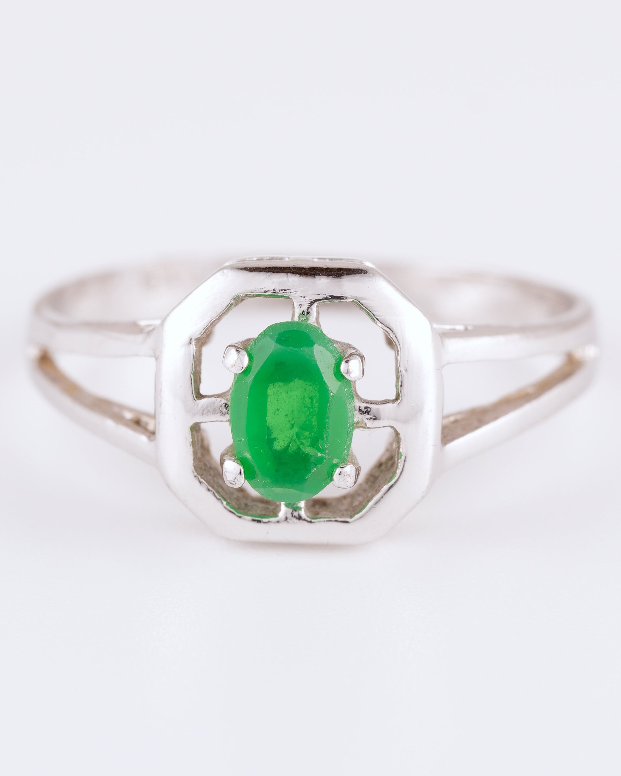 Minimalistische Zilveren Ring met Groene Steen in Achthoekige Zetting