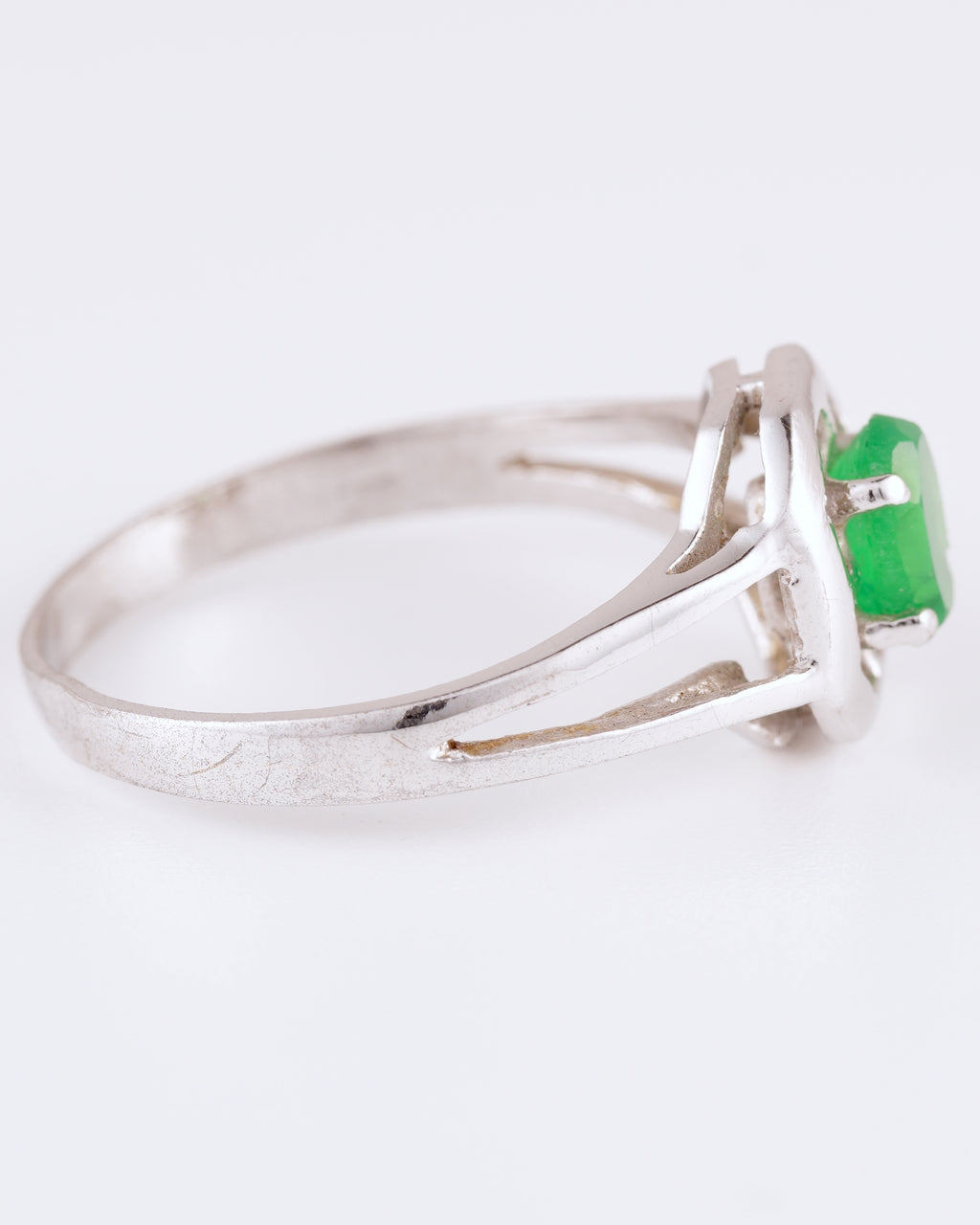 Minimalistische Zilveren Ring met Groene Steen in Achthoekige Zetting