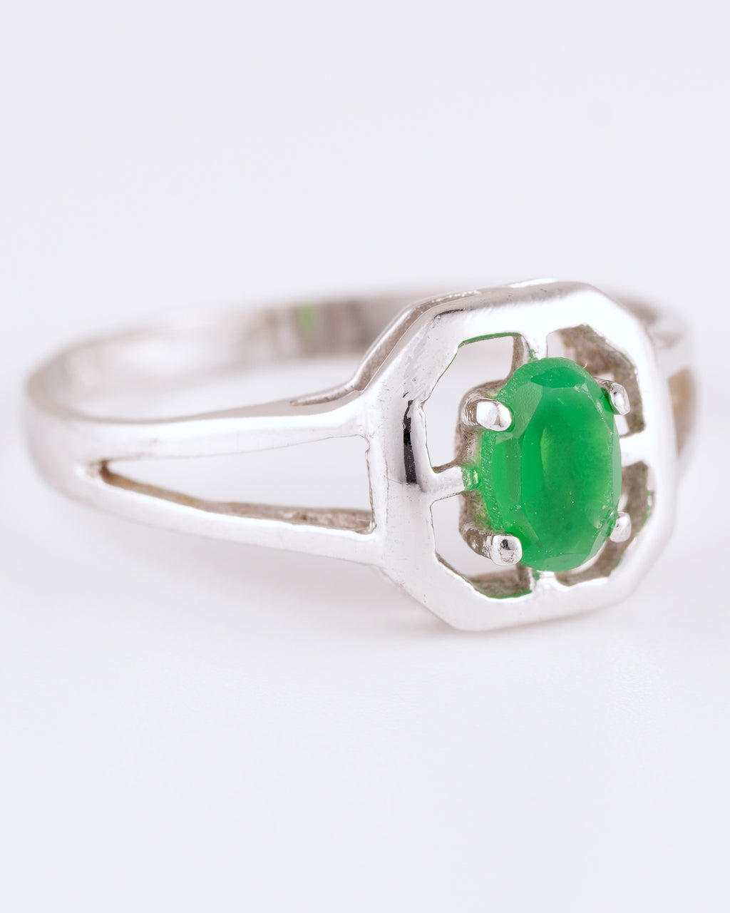 Minimalistische Zilveren Ring met Groene Steen in Achthoekige Zetting