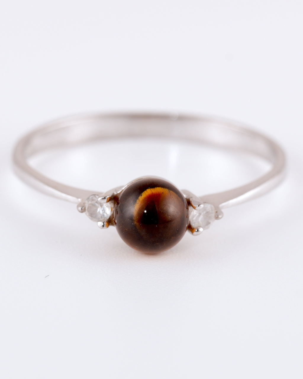 Delicato Anello in Argento con Occhio di Tigre e Pietre d'Accento Chiare