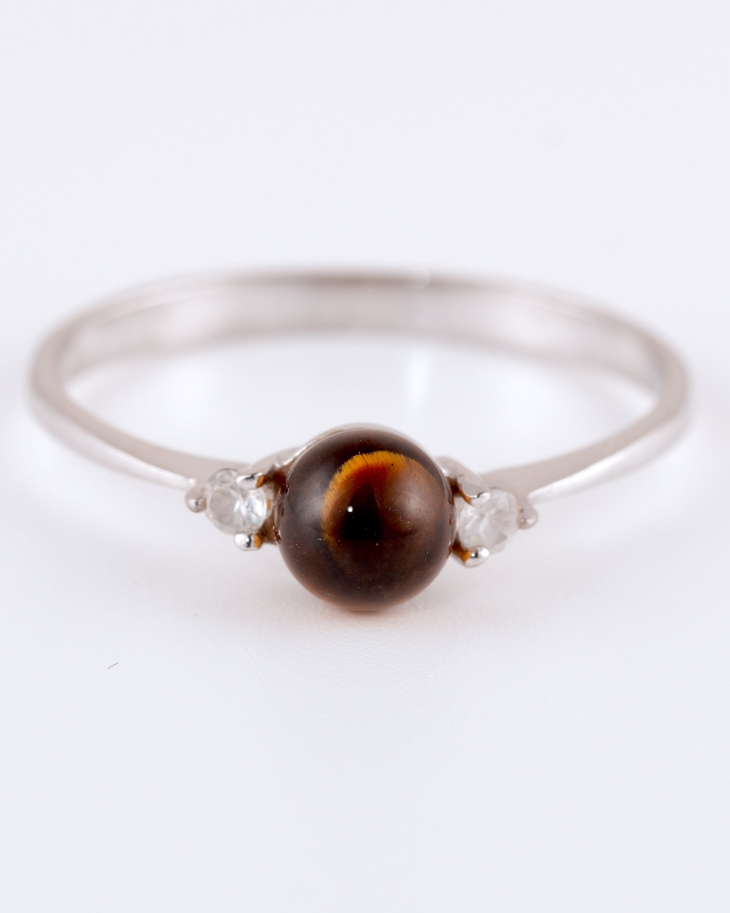 Delicato Anello in Argento con Occhio di Tigre e Pietre d'Accento Chiare