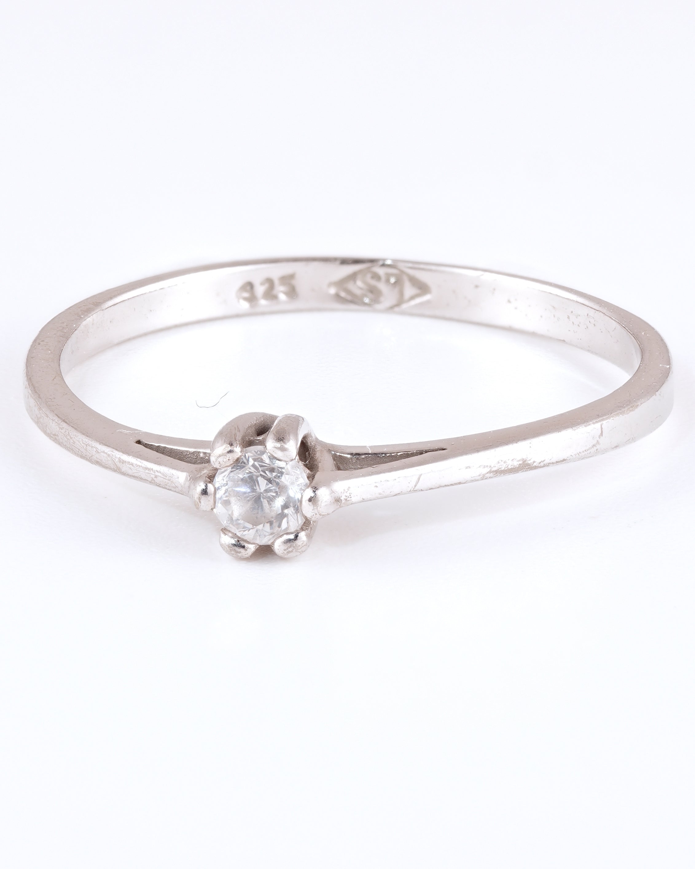 Filigraner Solitär-Ring aus Silber mit klarem Stein