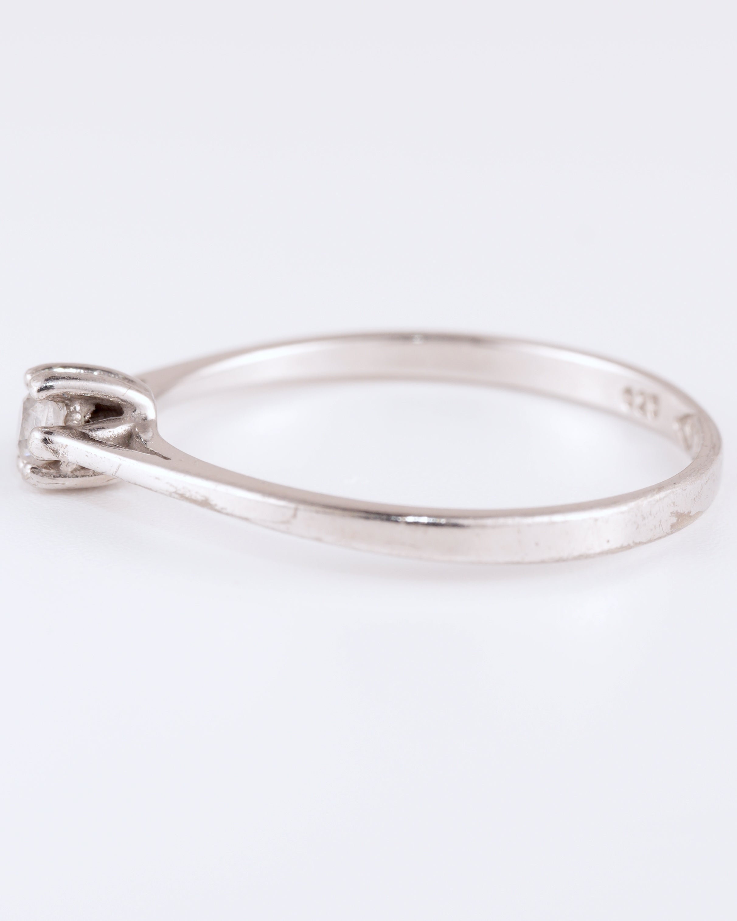 Filigraner Solitär-Ring aus Silber mit klarem Stein
