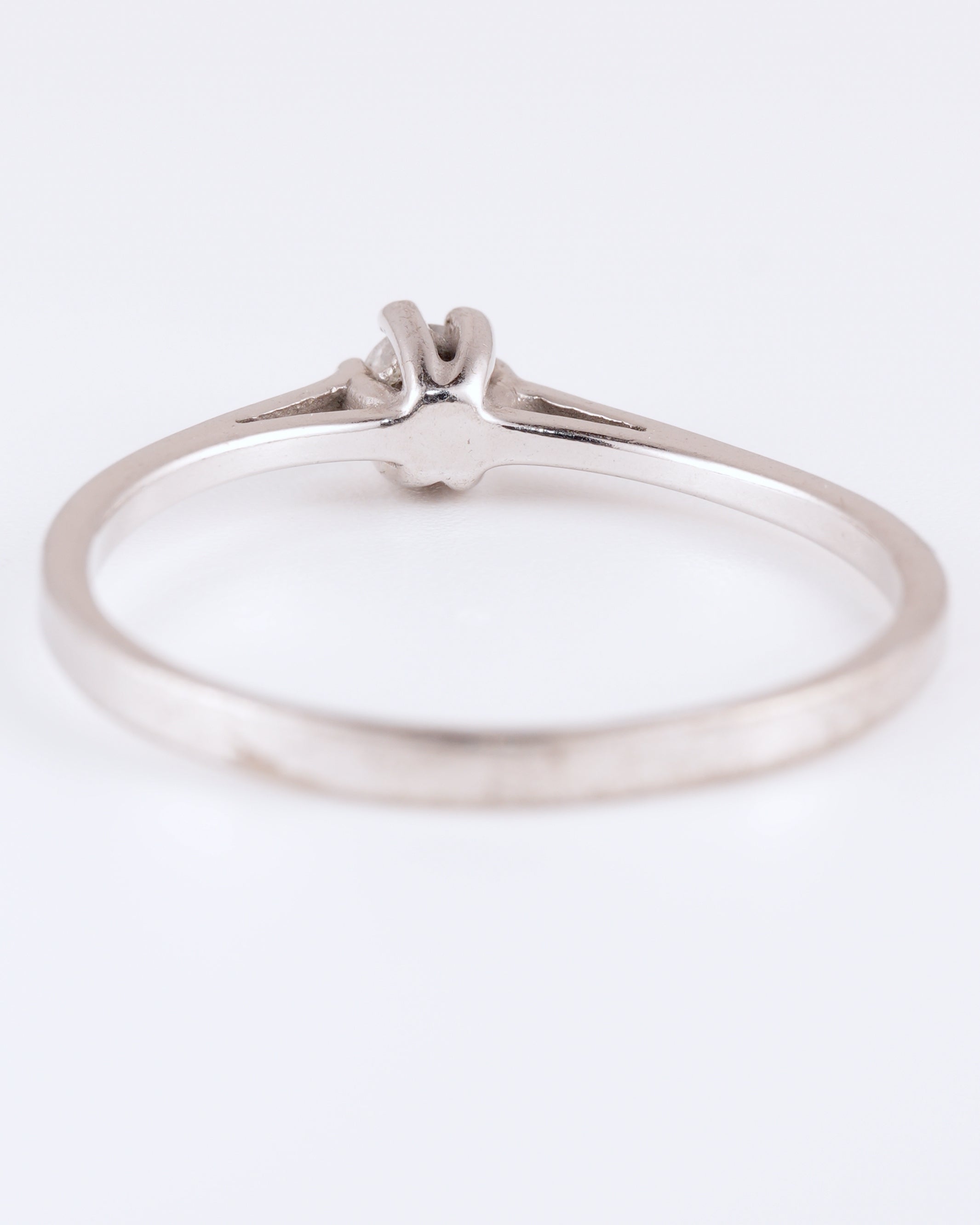 Filigraner Solitär-Ring aus Silber mit klarem Stein