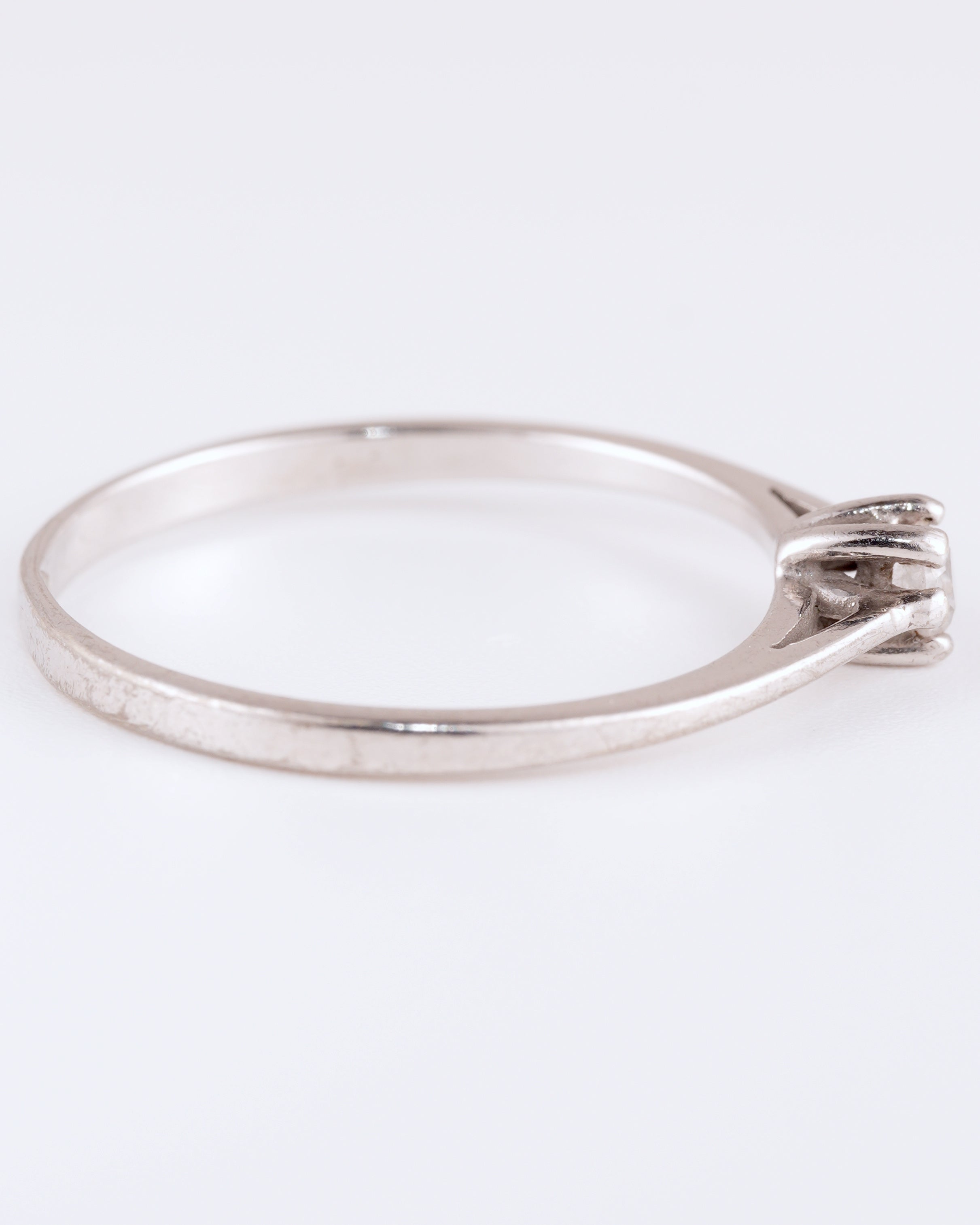 Filigraner Solitär-Ring aus Silber mit klarem Stein