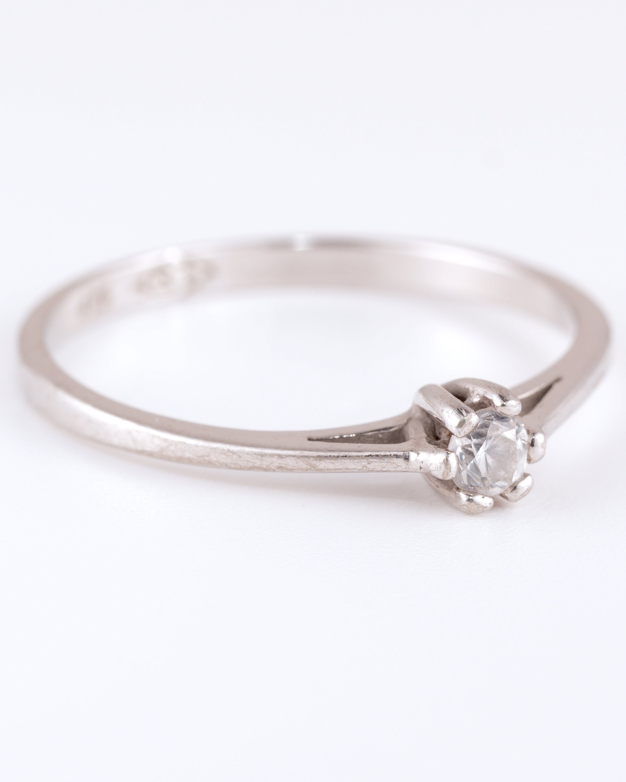 Filigraner Solitär-Ring aus Silber mit klarem Stein