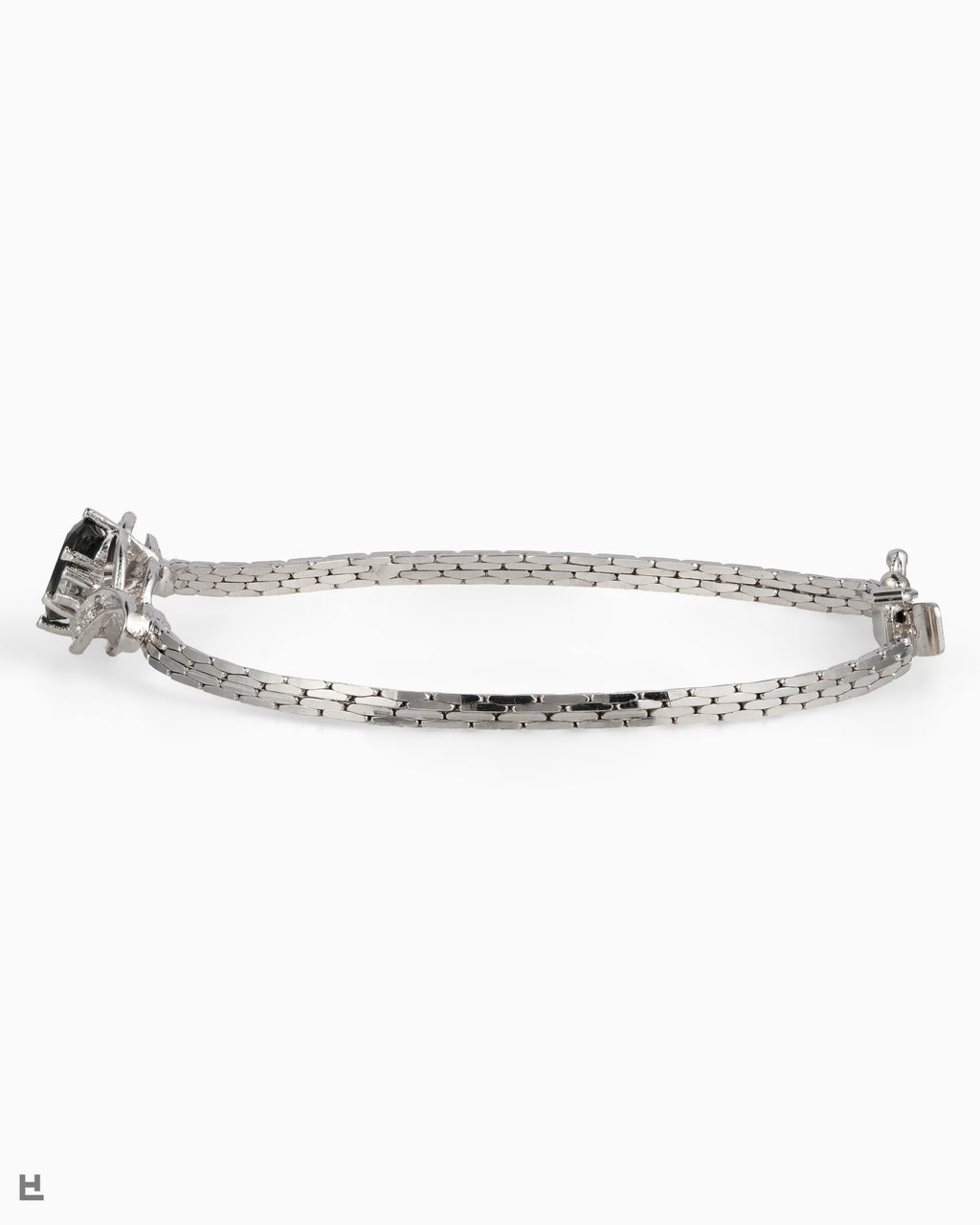 Bracelet vintage en argent avec pierre ovale verte entre deux volutes