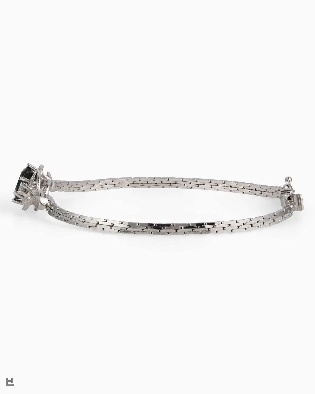 Bracelet vintage en argent avec pierre ovale verte entre deux volutes