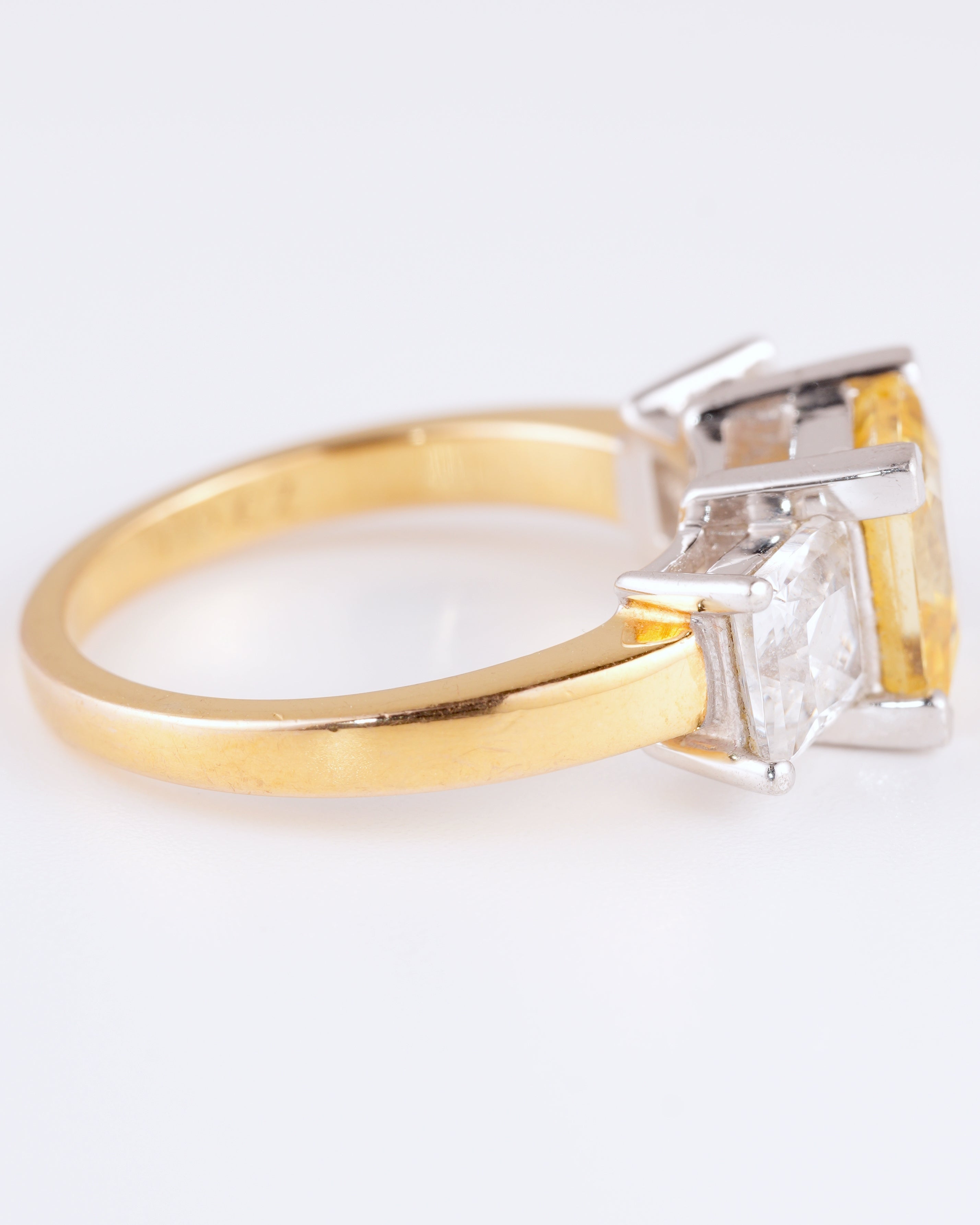 Glamouröser Trilogy-Ring aus vergoldetem Silber & leuchtend gelbem Stein