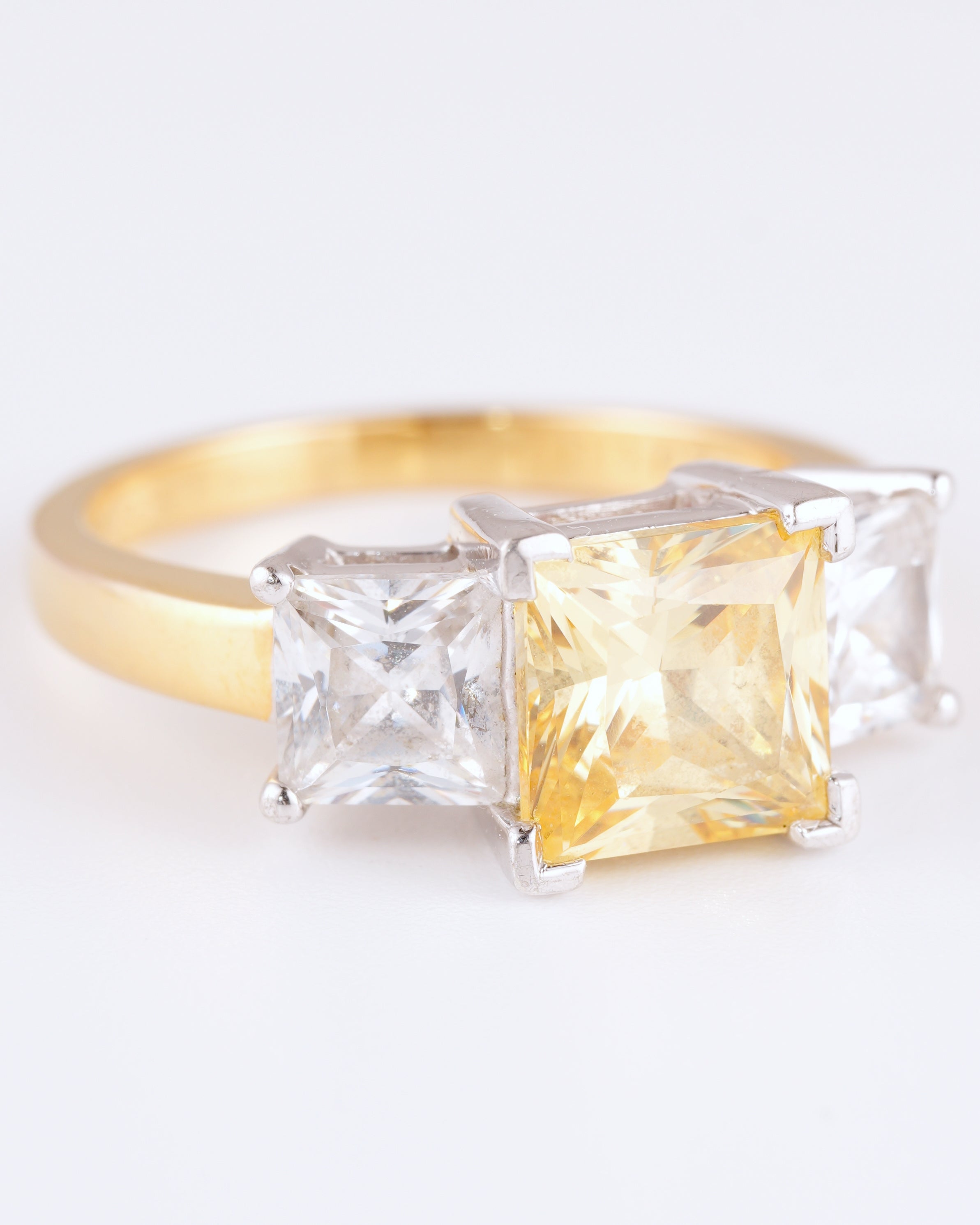 Glamouröser Trilogy-Ring aus vergoldetem Silber & leuchtend gelbem Stein