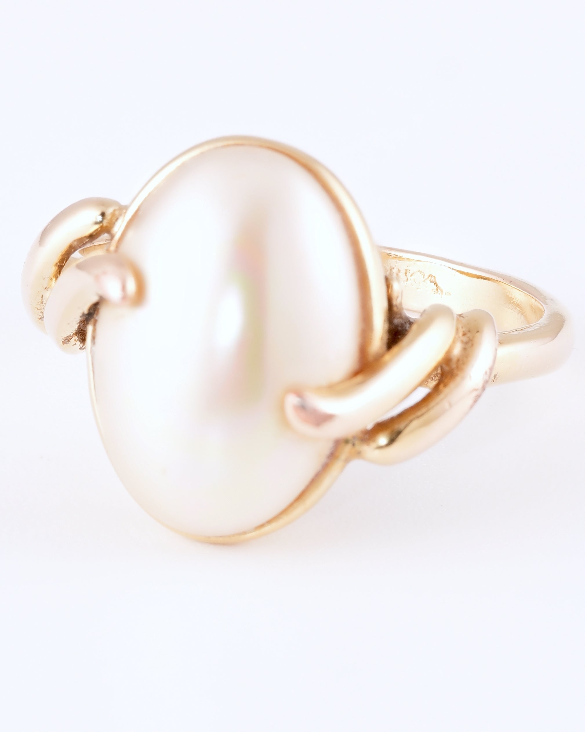 Eleganter Statement-Ring aus vergoldetem Silber mit perlmuttfarbenem Cabochon