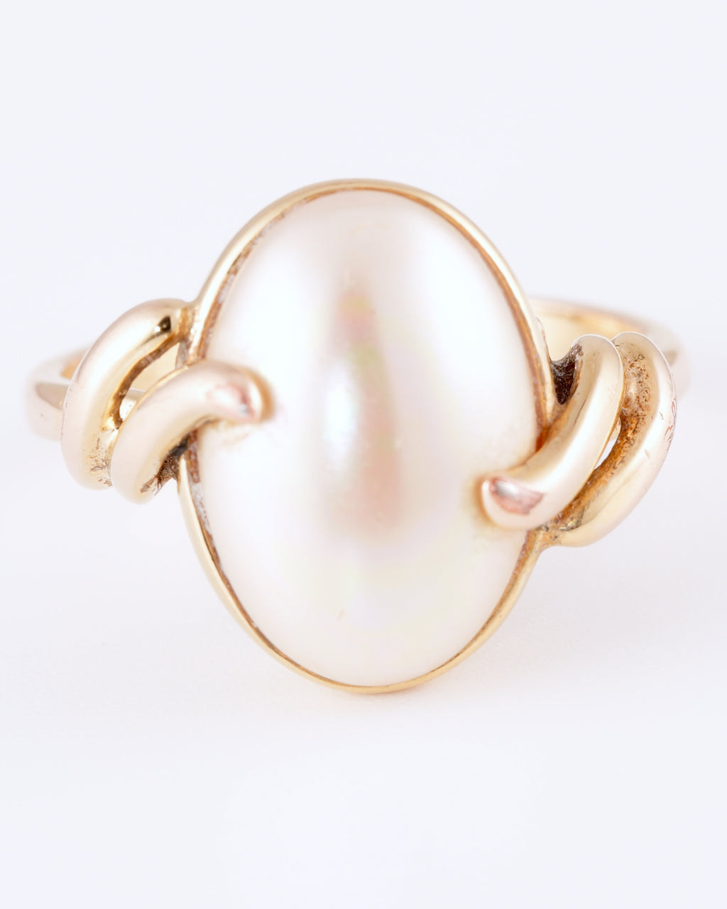 Eleganter Statement-Ring aus vergoldetem Silber mit perlmuttfarbenem Cabochon