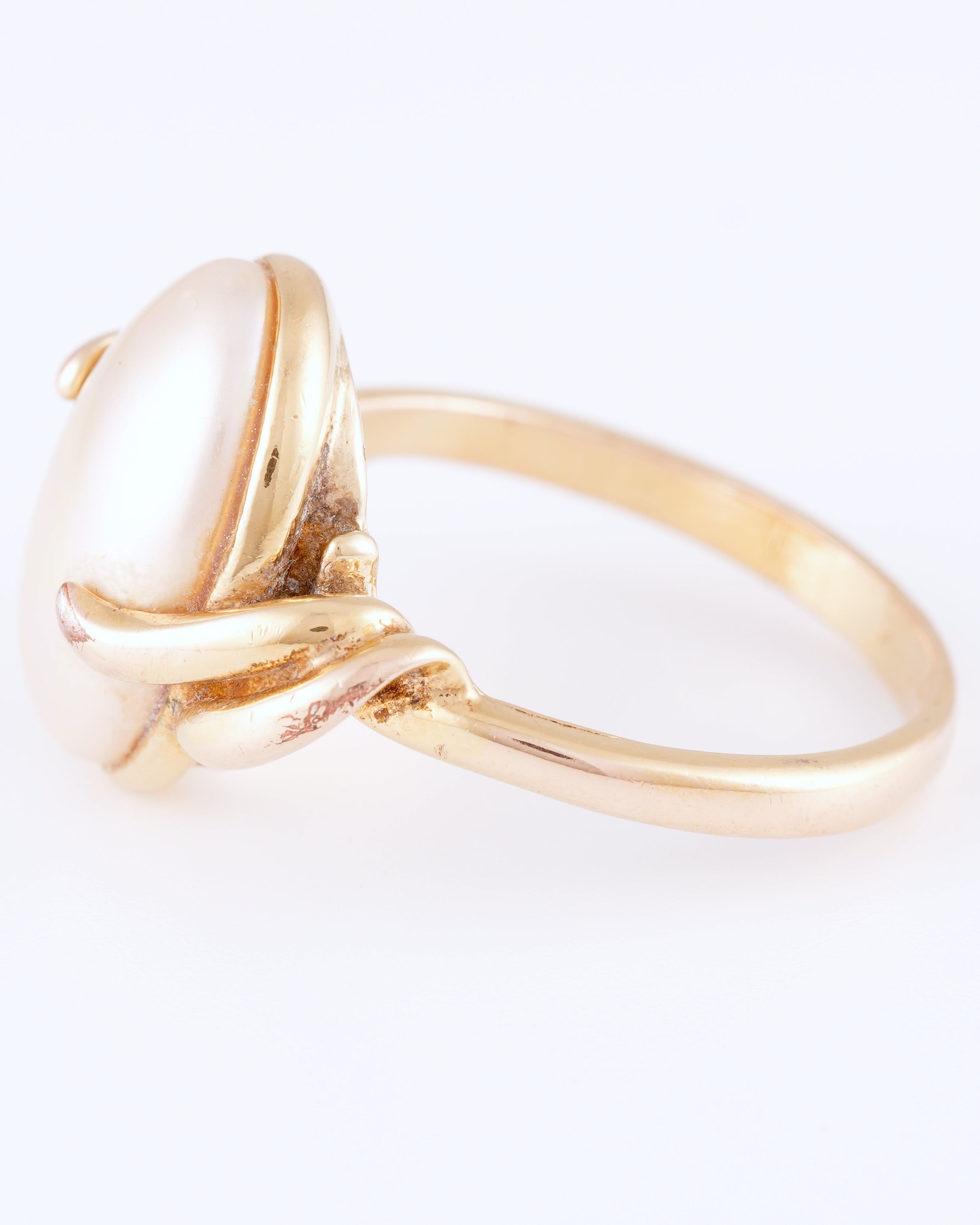 Eleganter Statement-Ring aus vergoldetem Silber mit perlmuttfarbenem Cabochon
