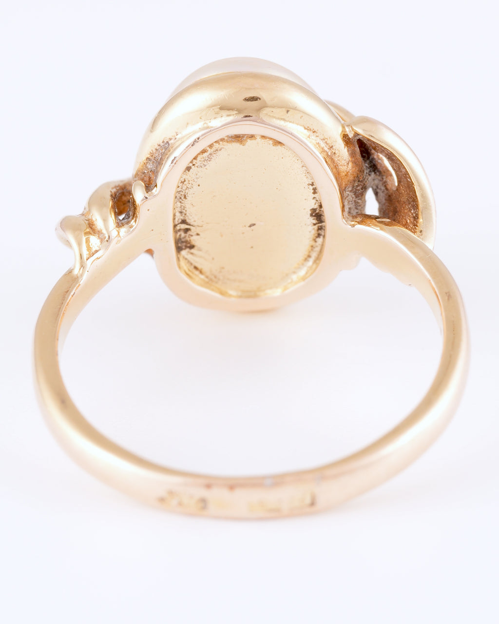 Eleganter Statement-Ring aus vergoldetem Silber mit perlmuttfarbenem Cabochon